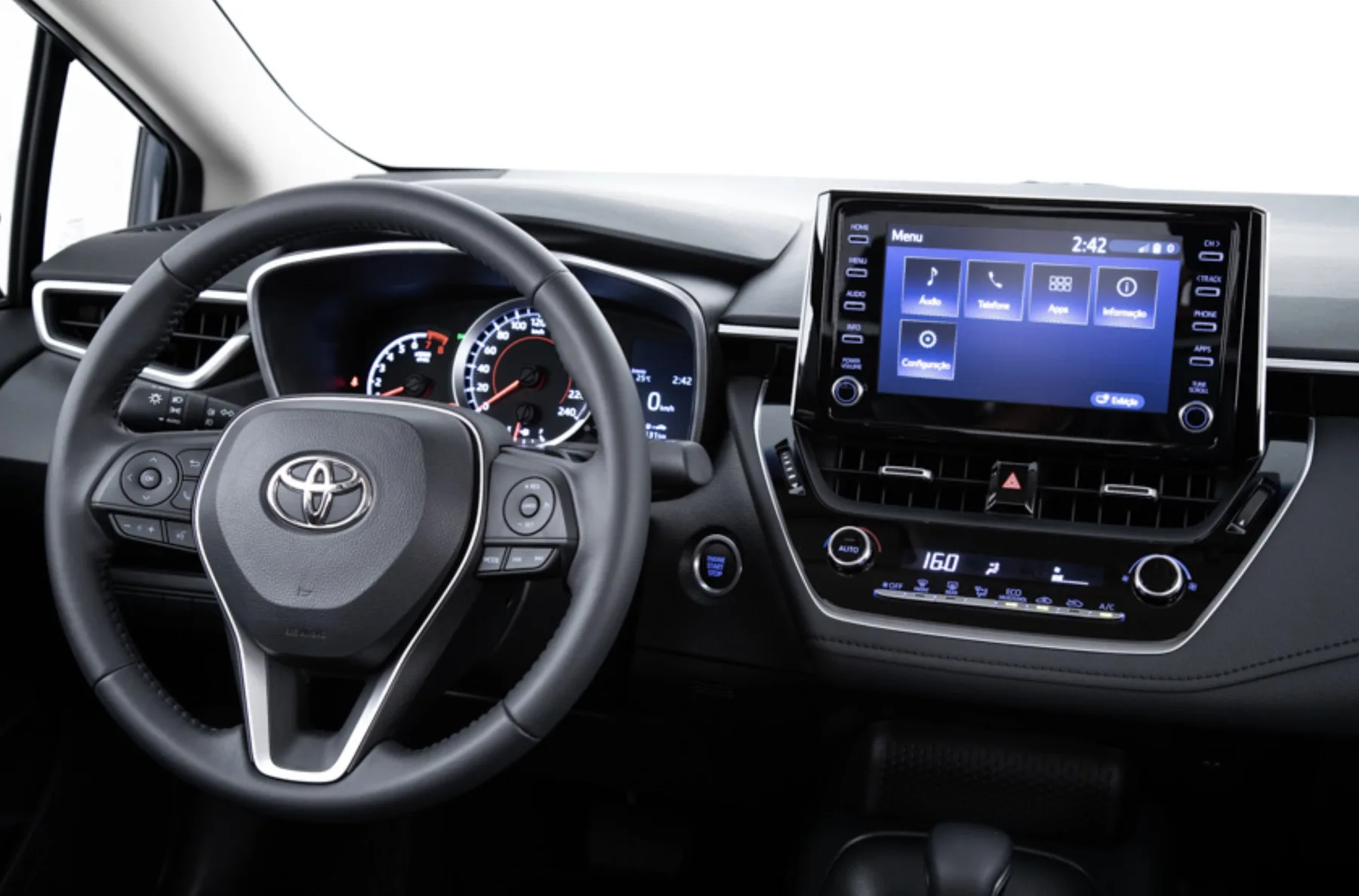 O câmbio CVT e a direção elétrica deixam a condução leve e previsível. A tração dianteira garante comportamento estável e fácil de controlar em qualquer ritmo.