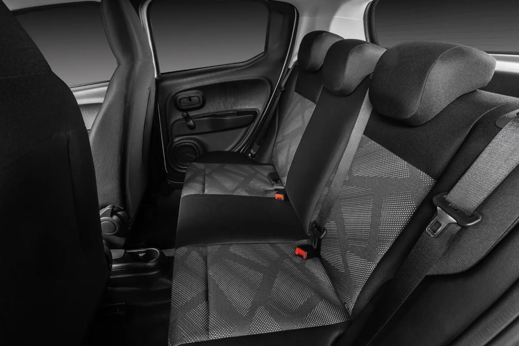 Na segurança, traz controle de estabilidade, tração, ABS e ISOFIX. Atrás, o espaço é justo para adultos e o porta-malas de 200 litros limita viagens em família curta no dia a dia.