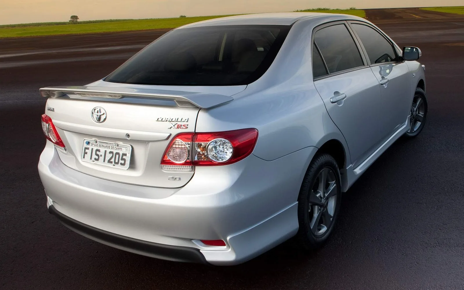 Consumo gira em torno de 6,7 km/l no álcool na cidade e até 12,8 km/l na gasolina na estrada, com tanque de 60 litros e boa autonomia.