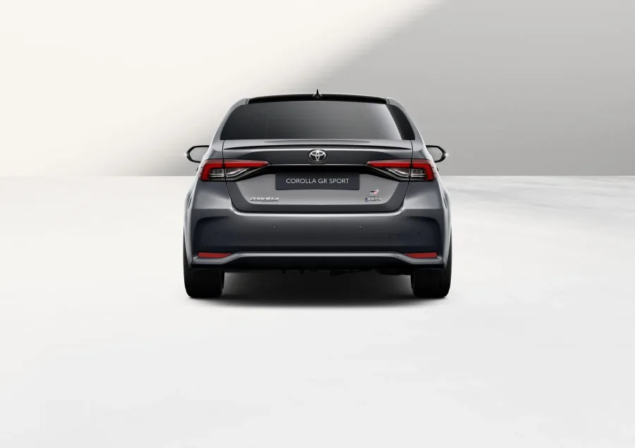 Apesar das atualizações visuais, o conjunto mecânico segue familiar, mantendo os motores híbridos 1.8 de 138 cv e 2.0 de 178 cv, preservando o foco em eficiência e operação suave.