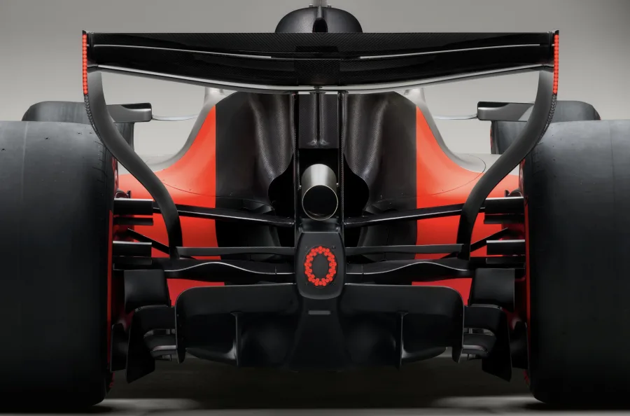 A estreia na Fórmula 1 faz parte de uma estratégia para reforçar tecnologia, visibilidade global e alcance jovem, apoiada por patrocinadores como adidas, bp e Revolut.