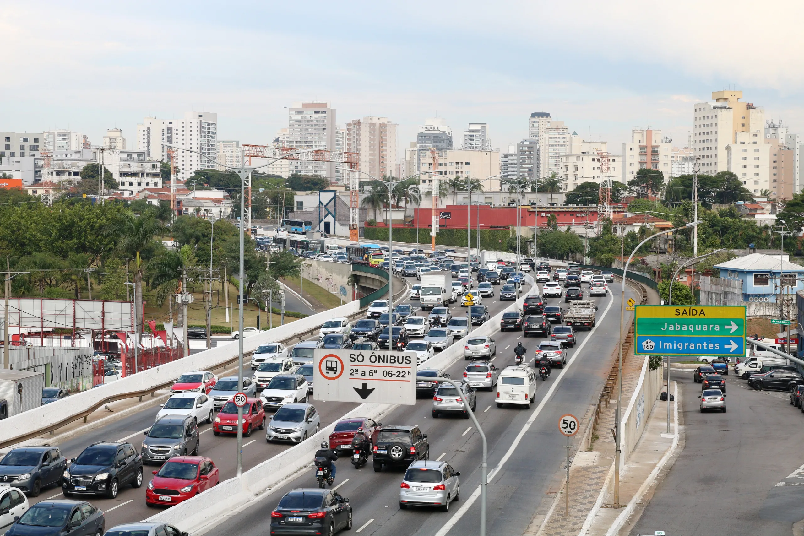 A CET suspende o rodízio de carros em São Paulo no fim do ano por menor fluxo, preserva regras para veículos pesados e confirma retorno em 12 de janeiro de 2026.