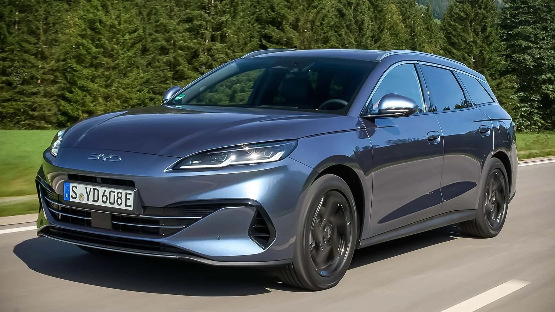 A BYD levou ao INPI um registro que passou longe de ser discreto. Uma perua híbrida com promessa de até 2.000 km surge em um mercado que praticamente baniu esse tipo de carro.