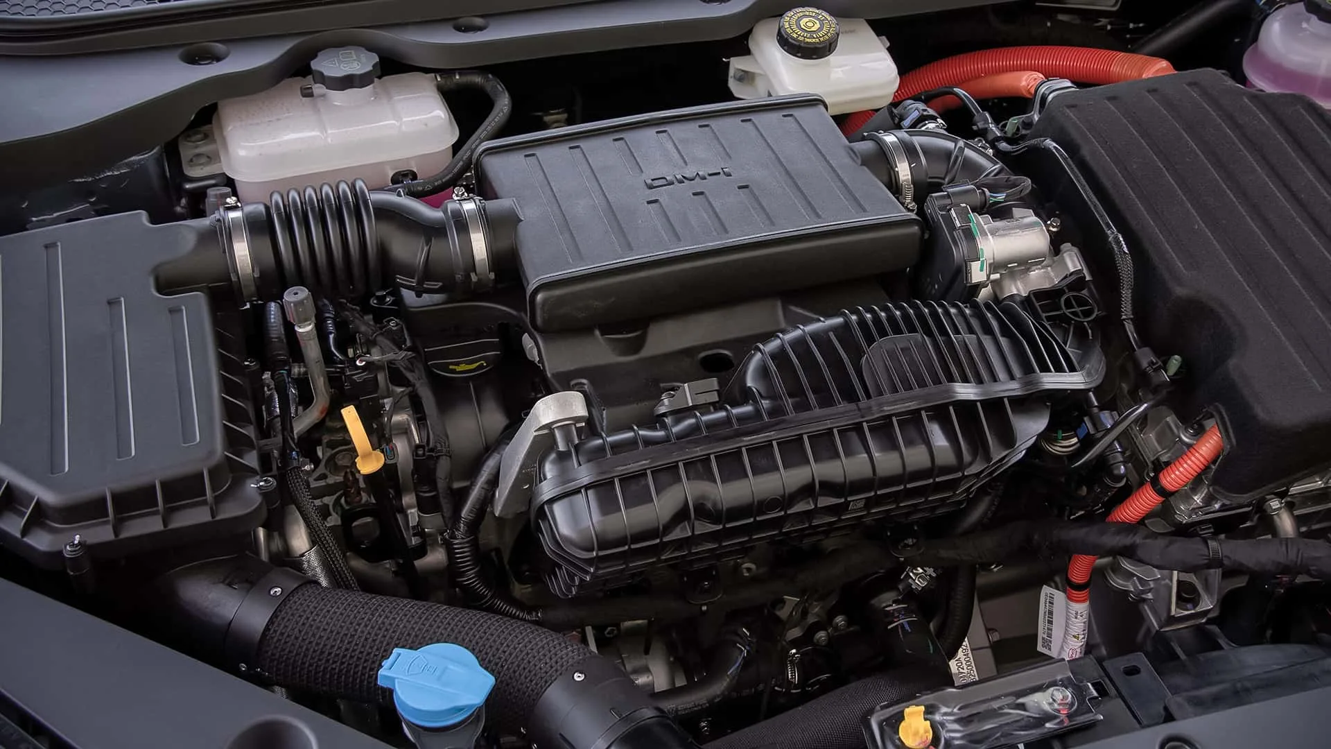 O conjunto híbrido plug-in combina motor 1.5 e sistema elétrico já usado no King, com autonomia elétrica relevante e alcance total de até 2.000 km, mudando a lógica de viagens longas.