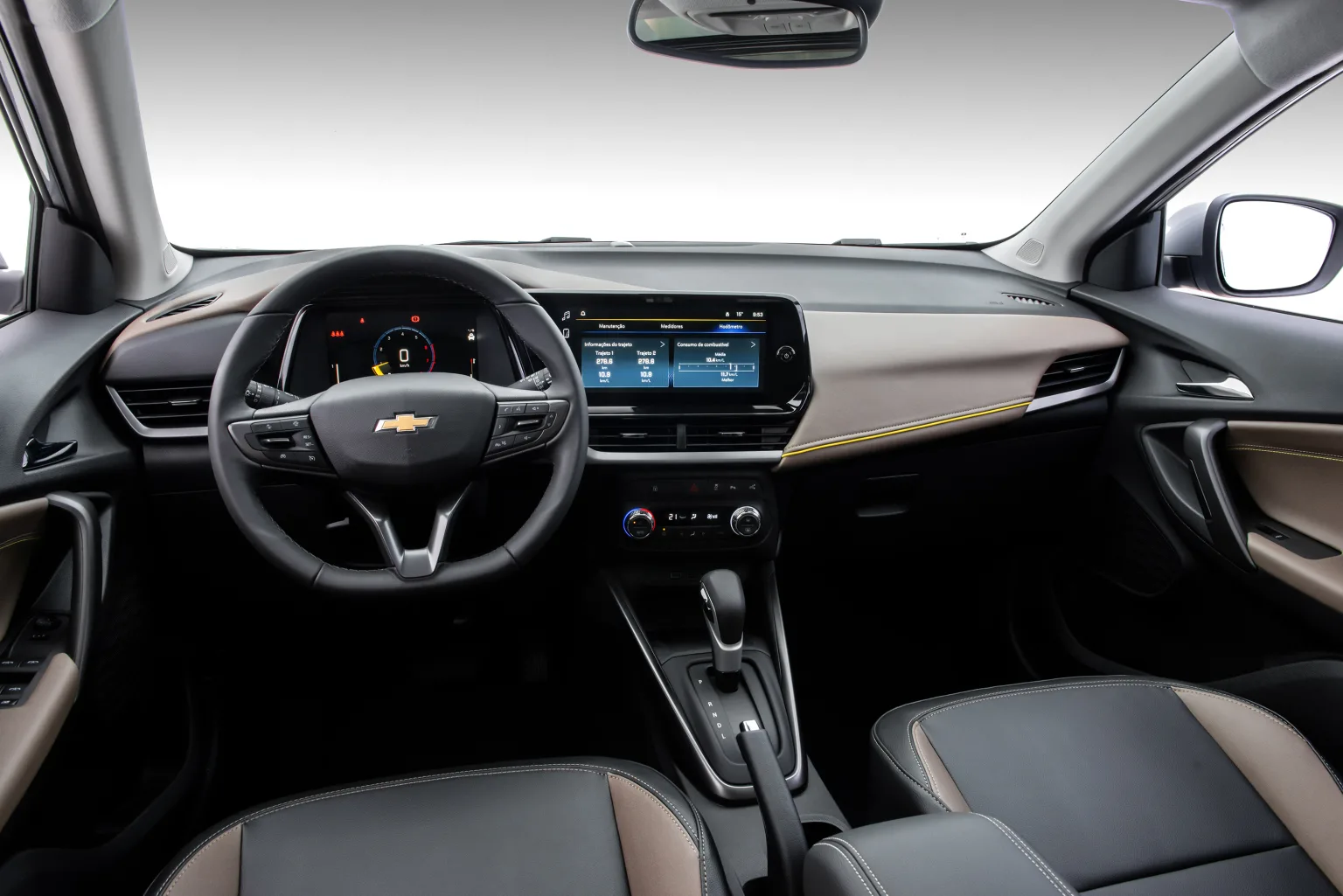 Por dentro, o salto é claro. Telas maiores, painel integrado e sensação de carro mais atual mudam o convívio diário e o tempo passado ao volante.