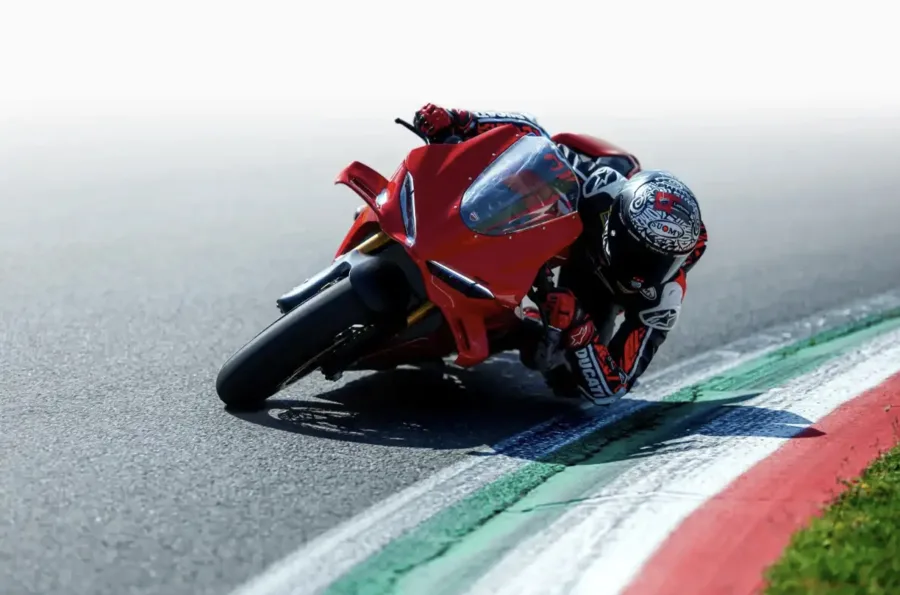 O conjunto de freios ganha pinças Brembo Hypure e sistema Race eCBS, garantindo precisão nas frenagens mais duras e mais consistência em uso esportivo.