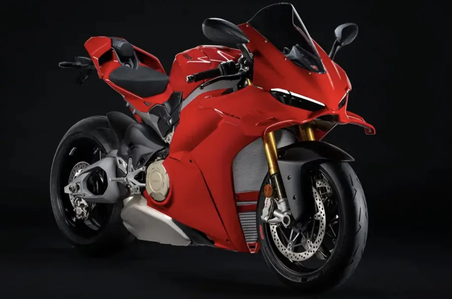 A Panigale V4 2026 chega ao Brasil elevando potência para 216 cv e trazendo novas soluções de aerodinâmica e eletrônica que deixam a superesportiva ainda mais precisa.