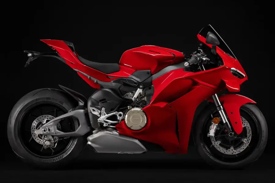 A aerodinâmica foi redesenhada com carenagem de menor arrasto, asas de perfil duplo e rabeta mais larga, aumentando estabilidade e ergonomia em ritmo forte.