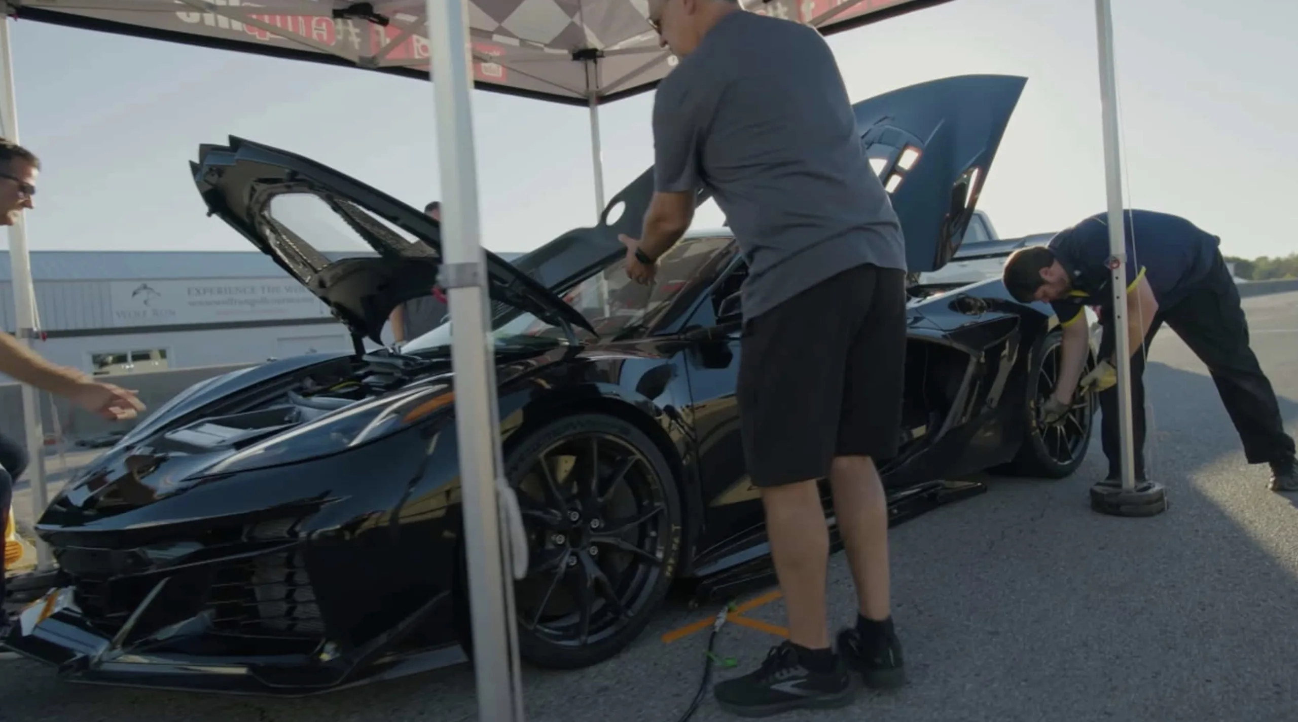 A base é um V8 5.5 biturbo central com 1.064 cv, força absurda que impressiona, mas que sozinha não explica o que aconteceu naquela volta.