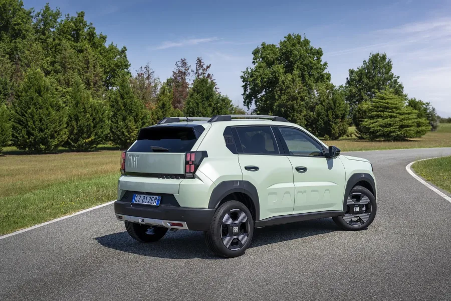 Fiat confirma hatch derivado do Grande Panda para 2026 com Firefly, T200 híbrido leve e STLA Small, produzido em Betim e seguido por SUV de 7 lugares, novo Fastback e Strada de terceira geração.