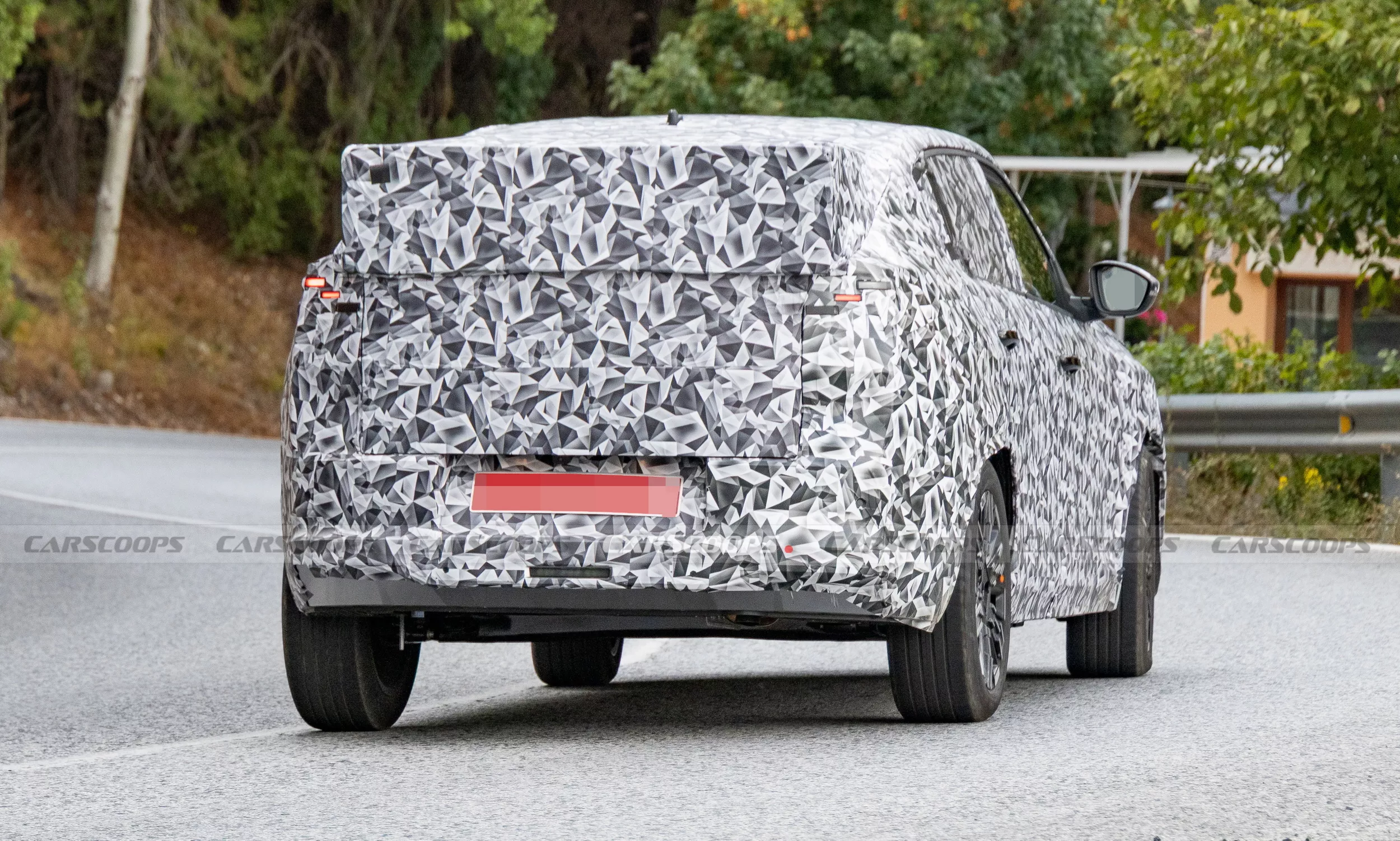 Por fora, o desenho também muda. O novo Fastback abandona curvas suaves, adota traços mais retos e iluminação em LED com assinatura pixelada inspirada nos conceitos recentes da marca. - Foto: Carscoops/Reprodução