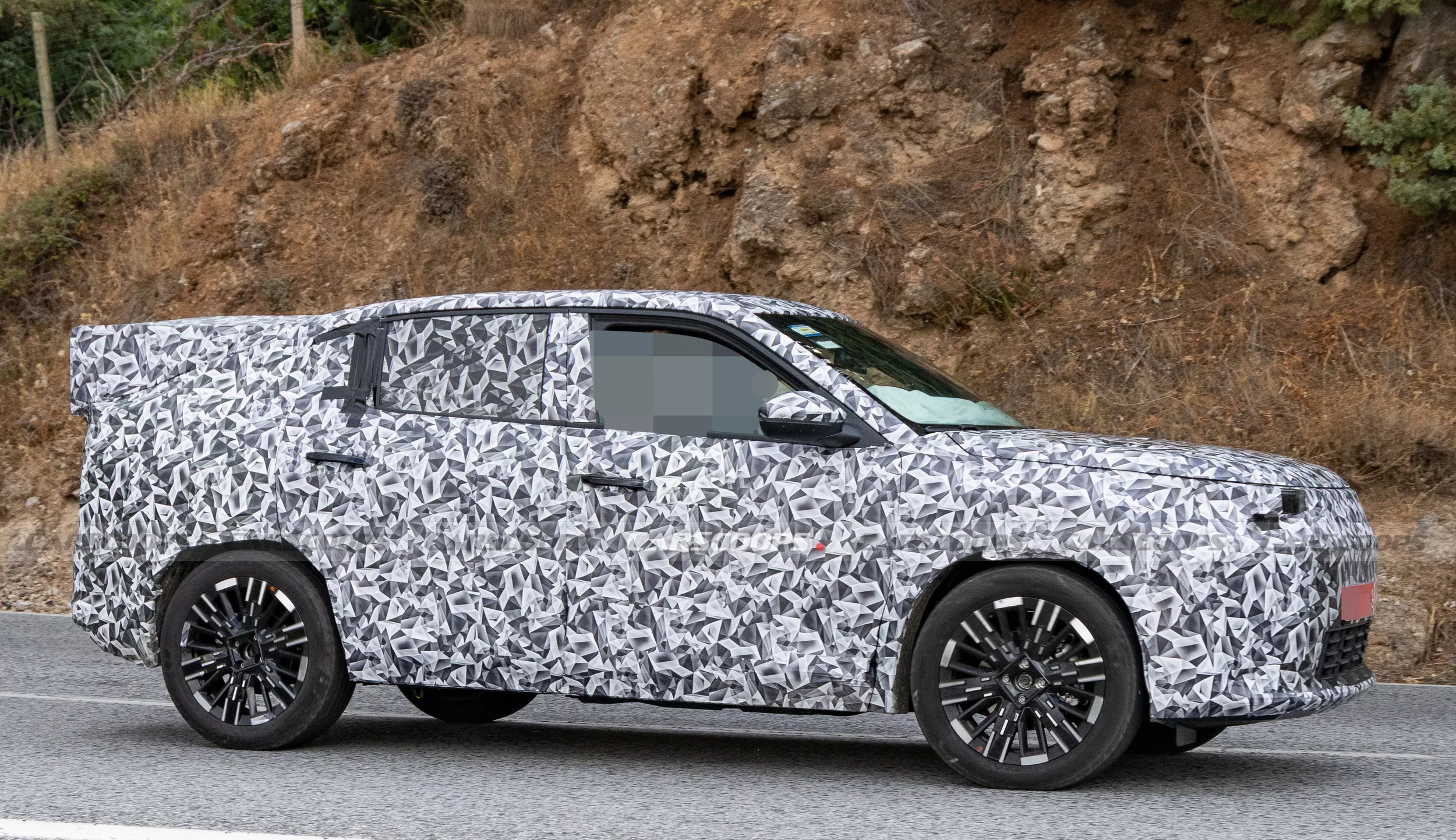 O Fiat Fastback que você conhece está perto do fim. A nova geração já roda camuflada na Europa e deixa claro que a Fiat decidiu transformar o SUV em um projeto global - Foto: Carscoops/Reprodução