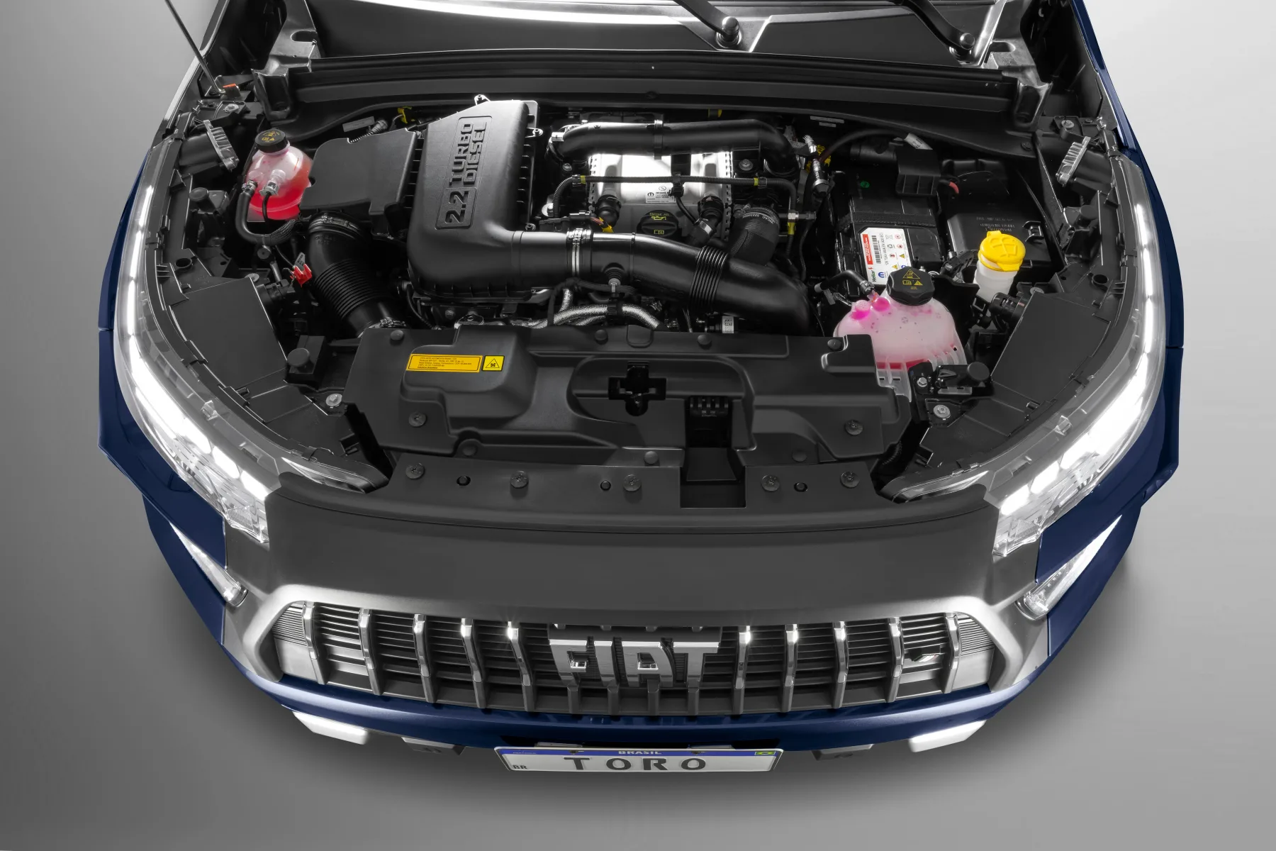 Os motores continuam, T270 Flex e 2.2 turbodiesel de 200 cv. O diesel segue exclusivo no segmento e muda a experiência em estrada e carga.