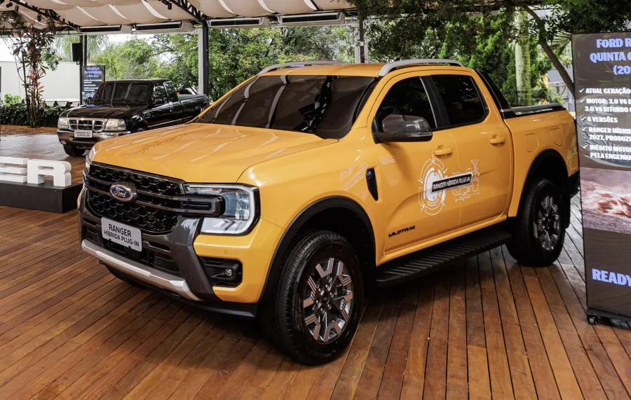 Autonomia elétrica de 43 km, Ford Ranger híbrida PHEV combina 281 cv e 70,4 kgfm, aparece ao vivo no Brasil e prepara versão flex para 2027 no segmento das picapes médias