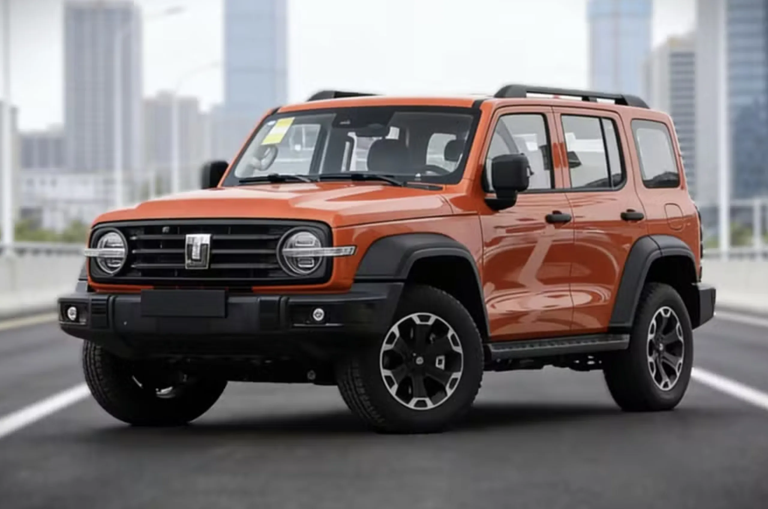 O motor elétrico recalibrado libera mais torque e respostas rápidas em trilha e cidade, criando um SUV mais forte no dia a dia.