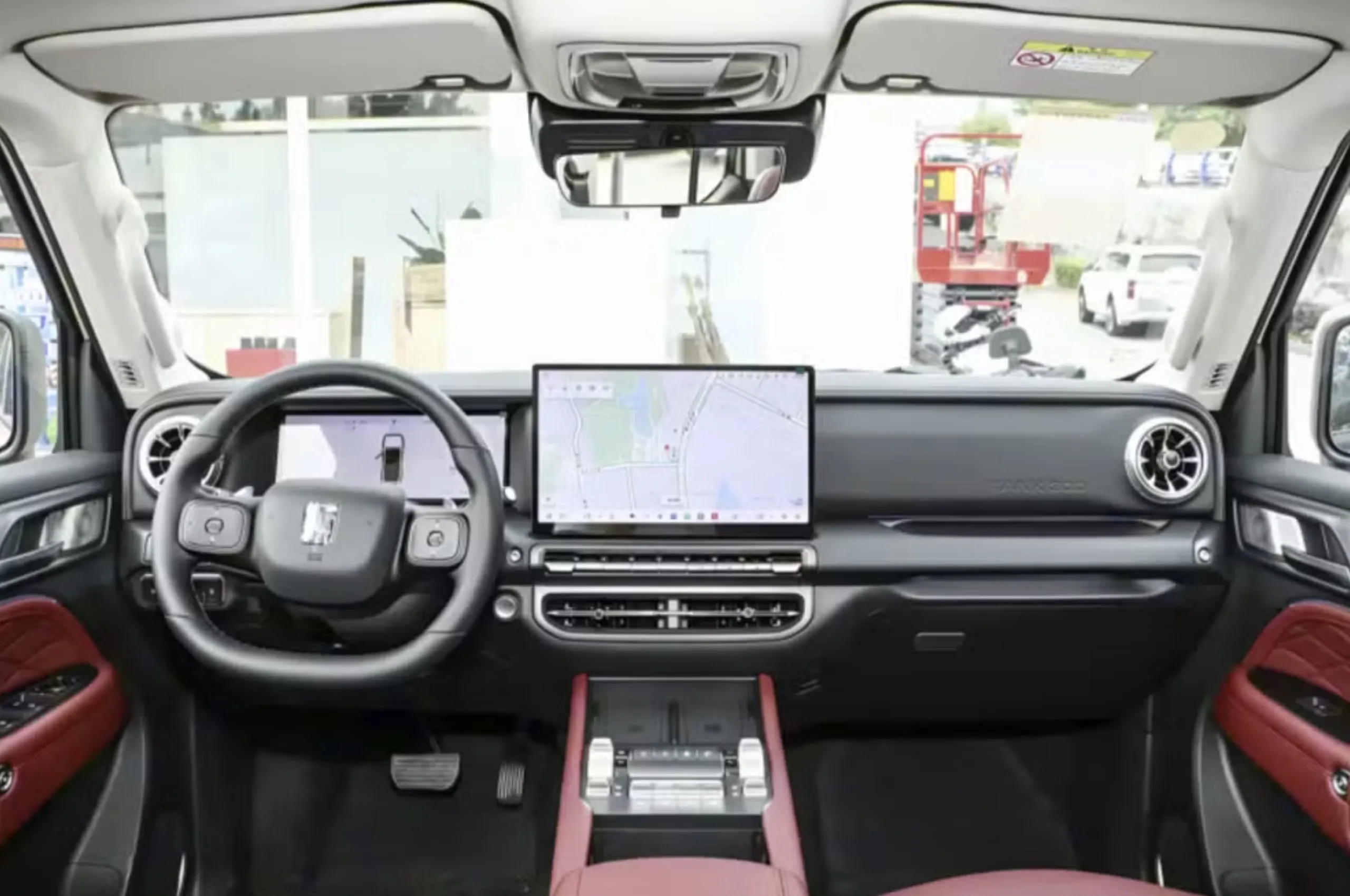 O interior recebe volante novo, telas maiores e pacote ADAS ampliado, deixando o uso diário mais intuitivo e seguro.