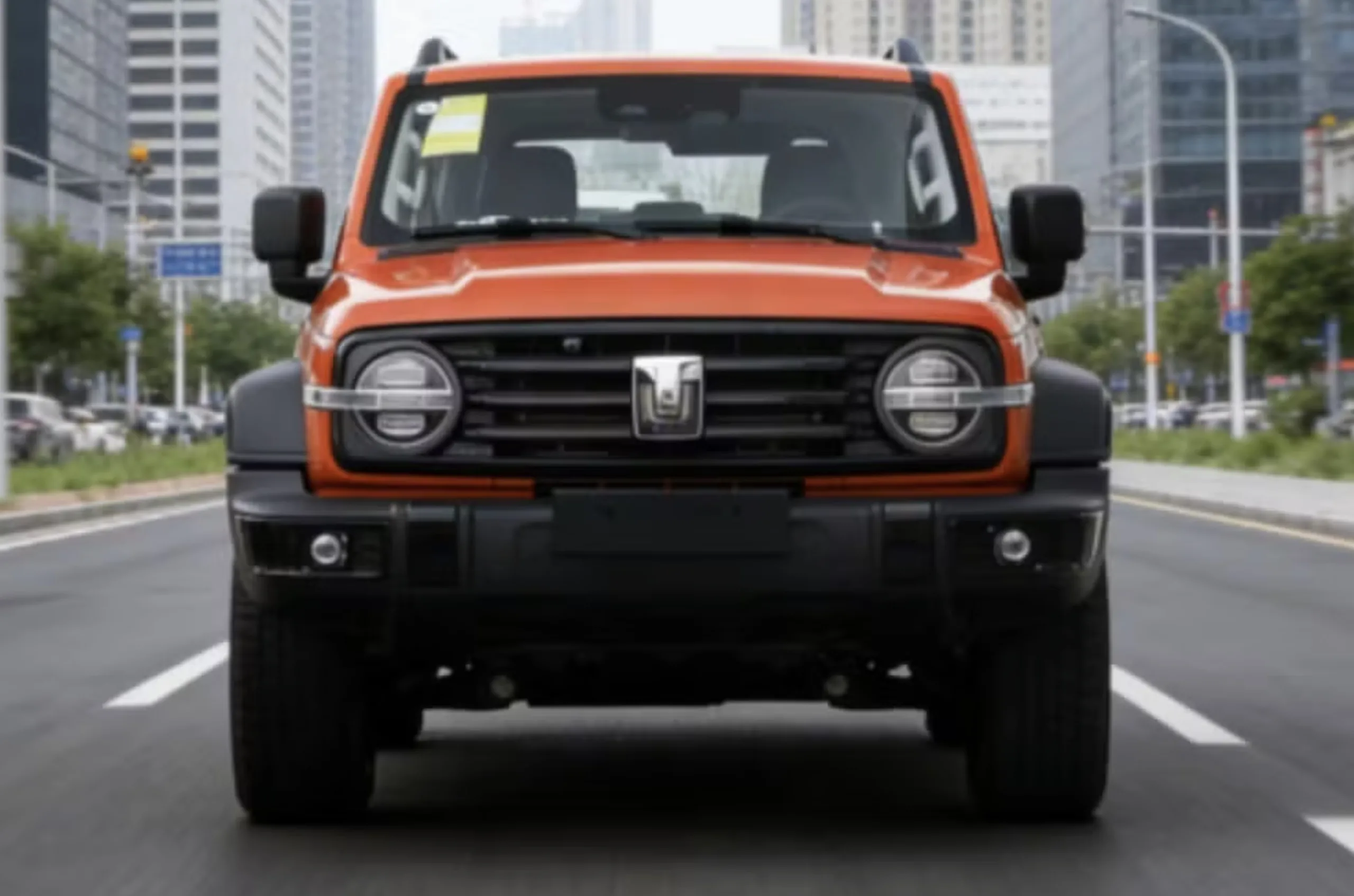 O Tank 300 2026 surge com 421 cv e um sistema híbrido plug-in revisado que muda o comportamento do SUV no uso real.