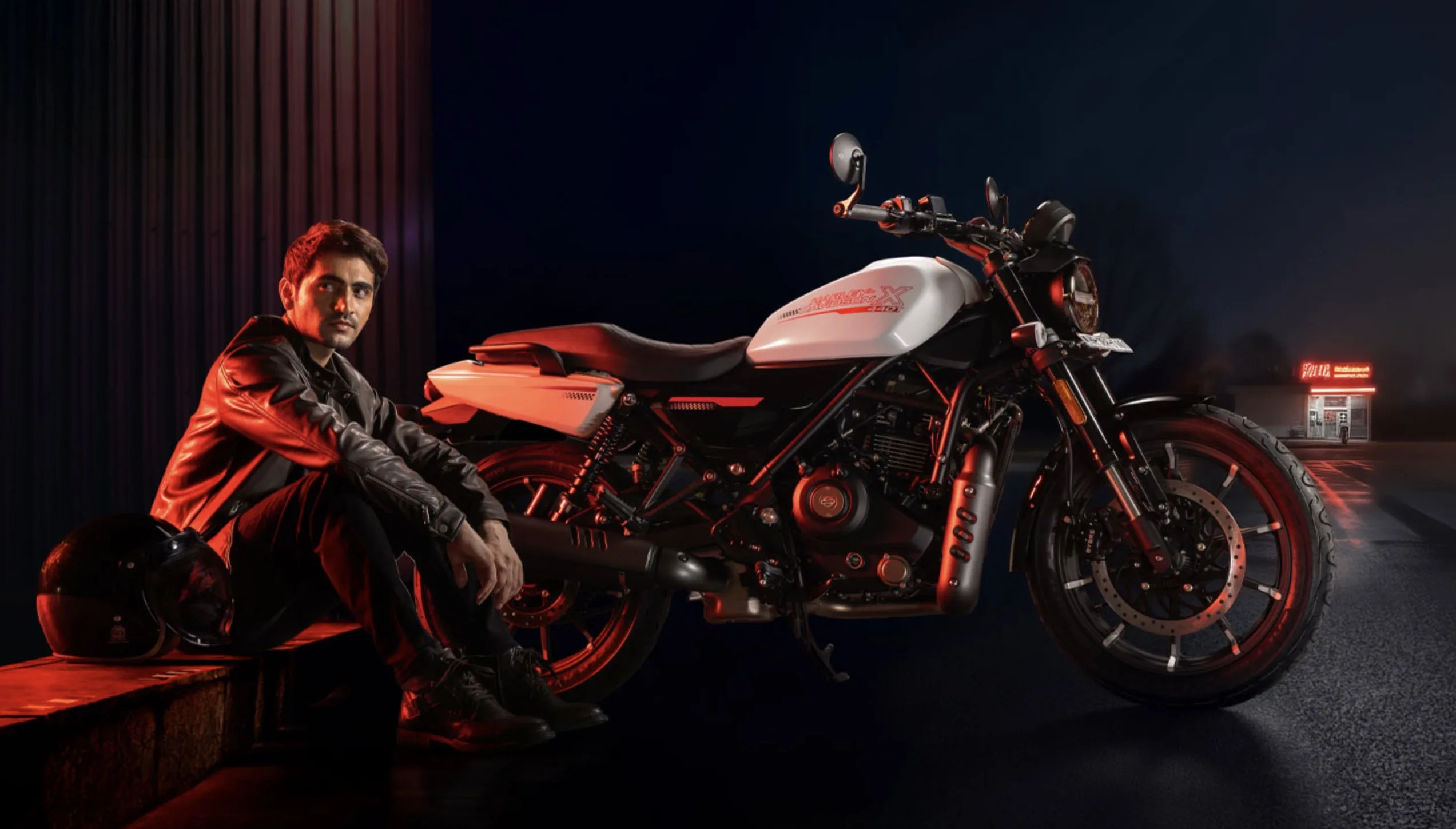 A X440T nasce da parceria com a Hero MotoCorp e usa a mesma base da X440 original. A proposta é clara: reduzir custos, ganhar volume e disputar espaço em um mercado implacável. Vamos ao interior.