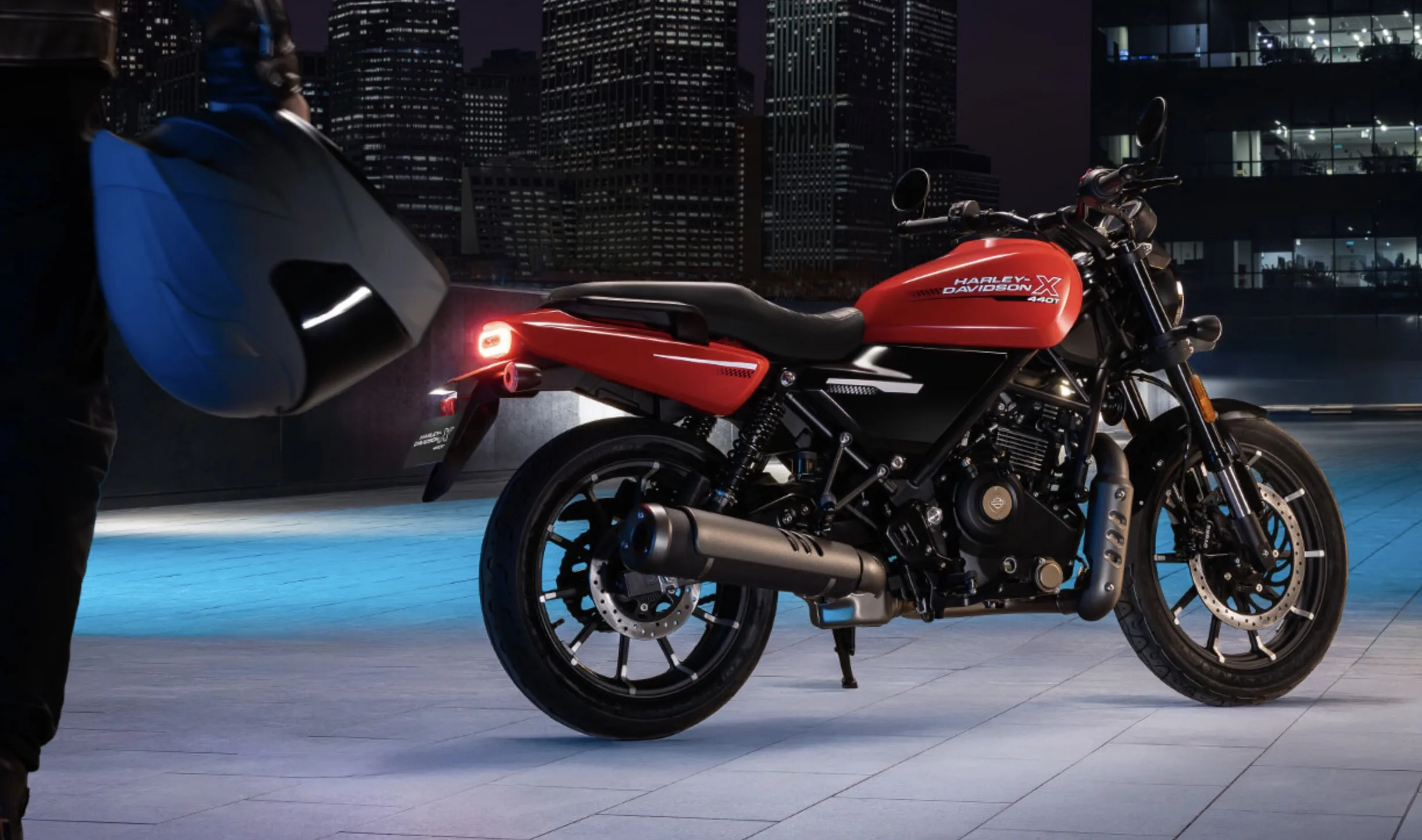 Pela primeira vez nessa plataforma, a Harley inclui acelerador eletrônico, modos Road e Rain, controle de tração e ABS traseiro comutável. Tecnologia rara nesse segmento. E não para aí.