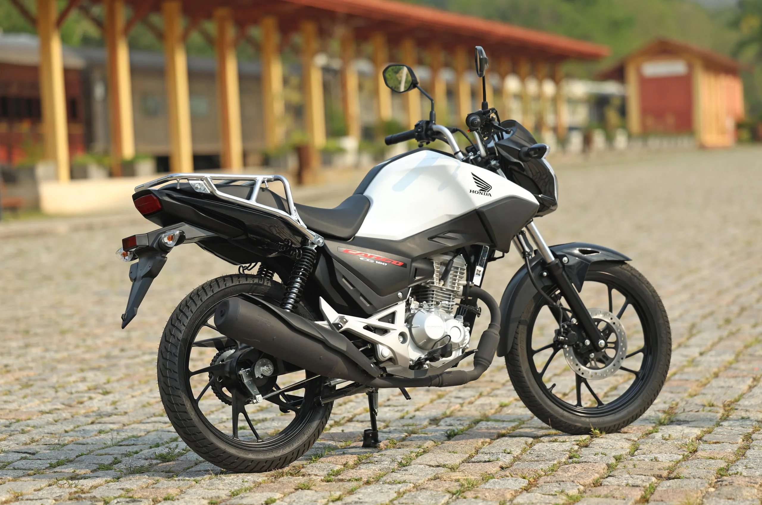 A linha Cargo recebeu rodas mais resistentes e novas carenagens, reduzindo desgaste para quem trabalha com entregas. Isso altera custo e durabilidade.