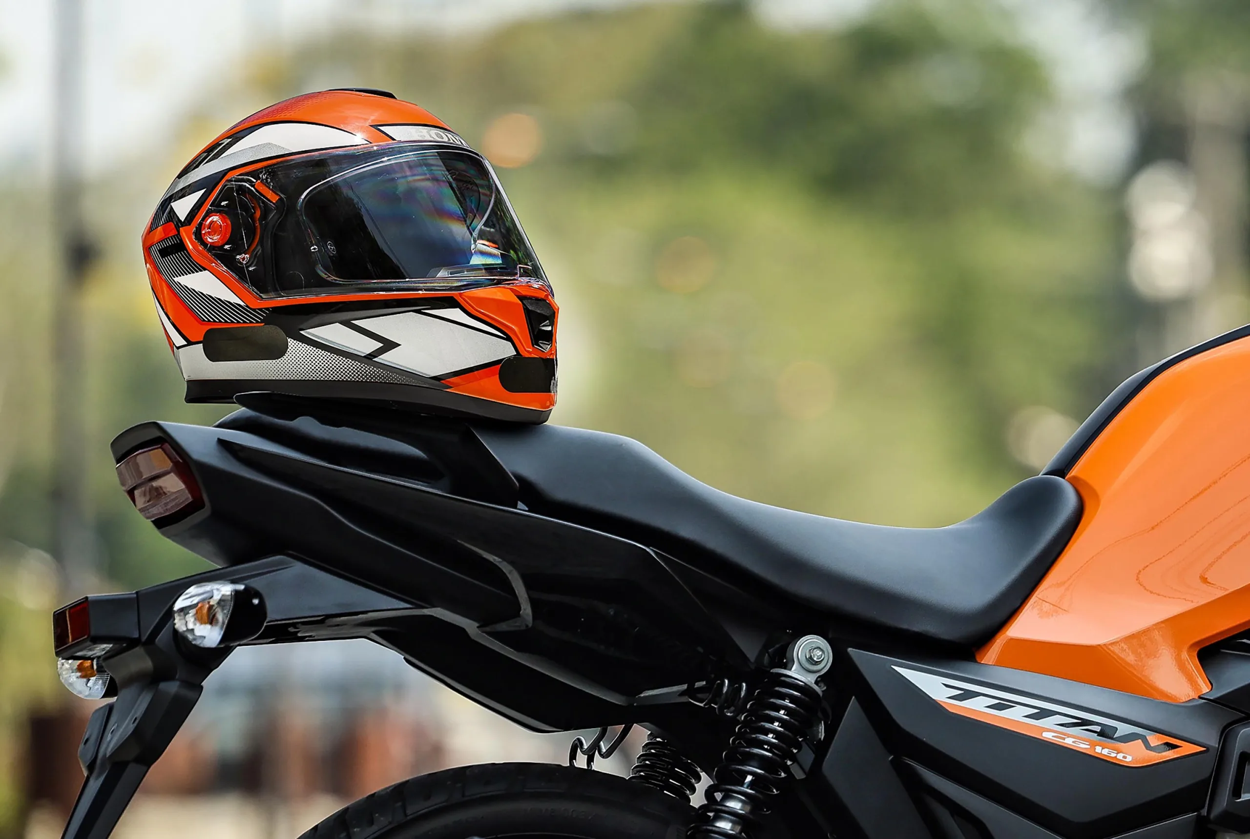 O projeto nasceu menor, pensado apenas para motos até 150 cc. No meio do caminho, o teto subiu para 180 cc e tudo mudou, porque é aí que estão as motos mais vistas nas ruas.