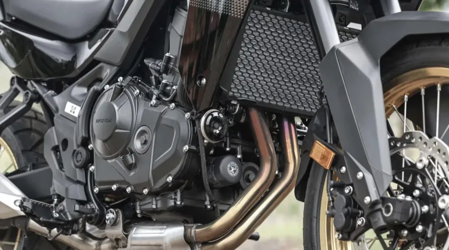 Motor bicilíndrico de 755 cm³ com 69,3 cv, torque de 7,04 kgfm, tanque de 16,6 L e eletrônica completa, a Honda XL750 Transalp 2026 chega ao Brasil com foco em uso misto