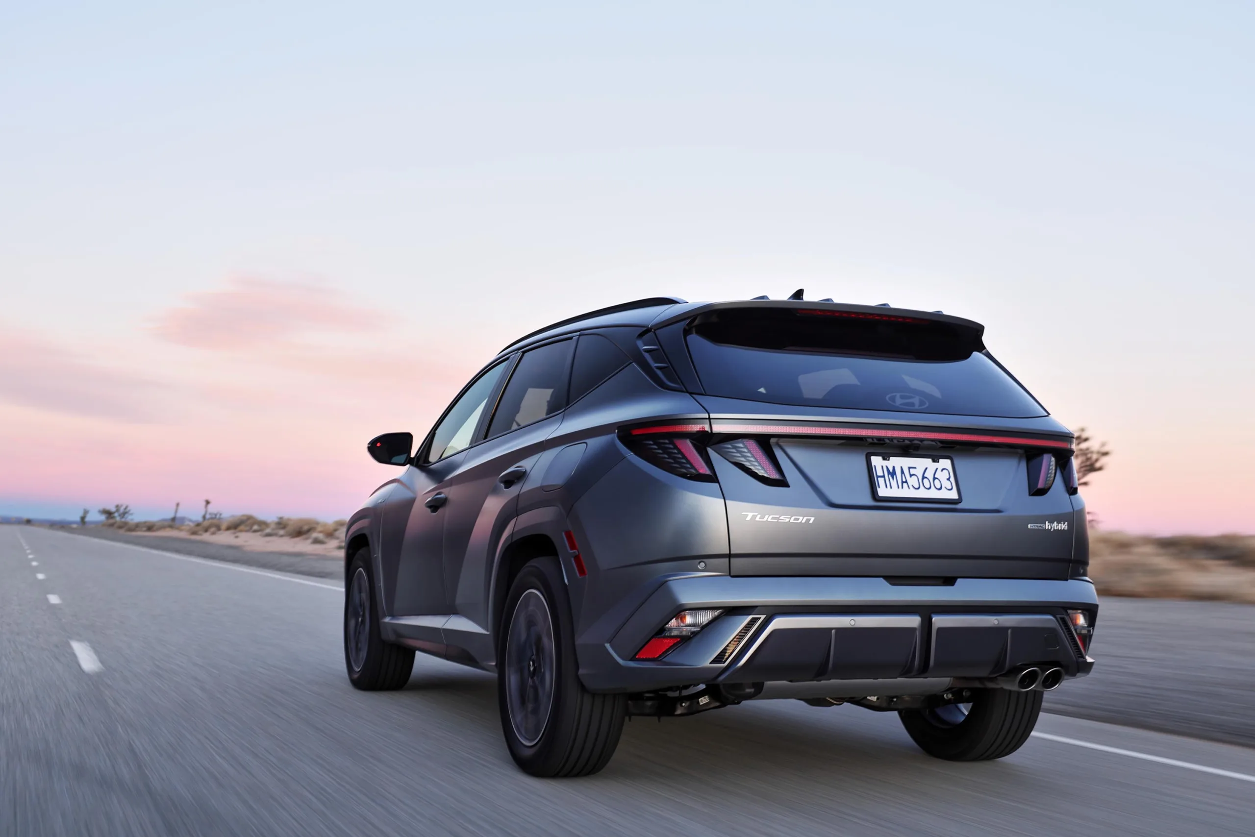 O SUV acelera de 0 a 100 km/h em 7,5 s no 2WD e 7,8 s no 4WD. A autonomia elétrica chega a 85 km, permitindo rodar mais sem gastar combustível. Vamos ver o lado visual.