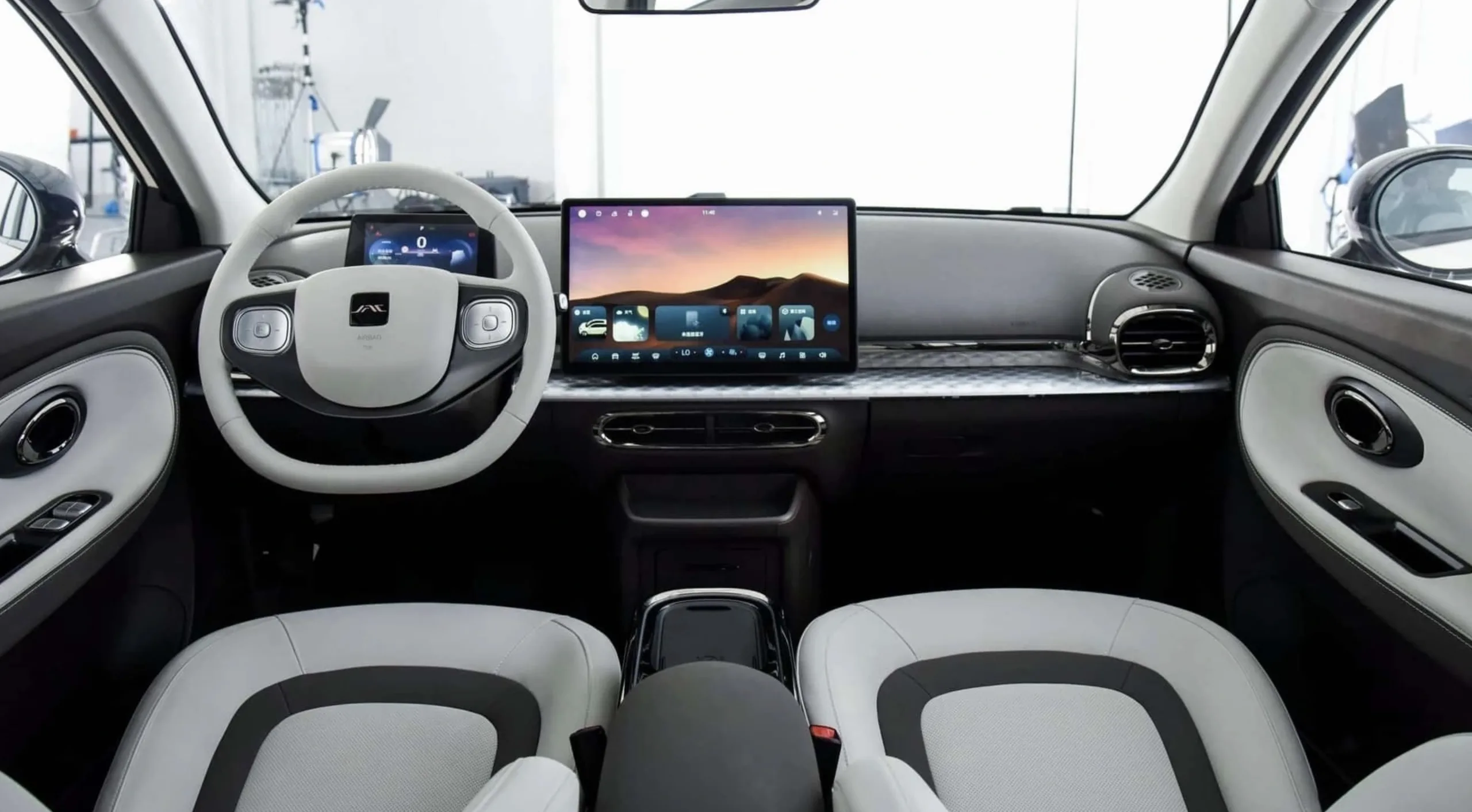 Com 4,02 metros de comprimento e 2,62 metros de entre-eixos, o EJS-3 promete espaço interno acima da média para um hatch elétrico urbano.