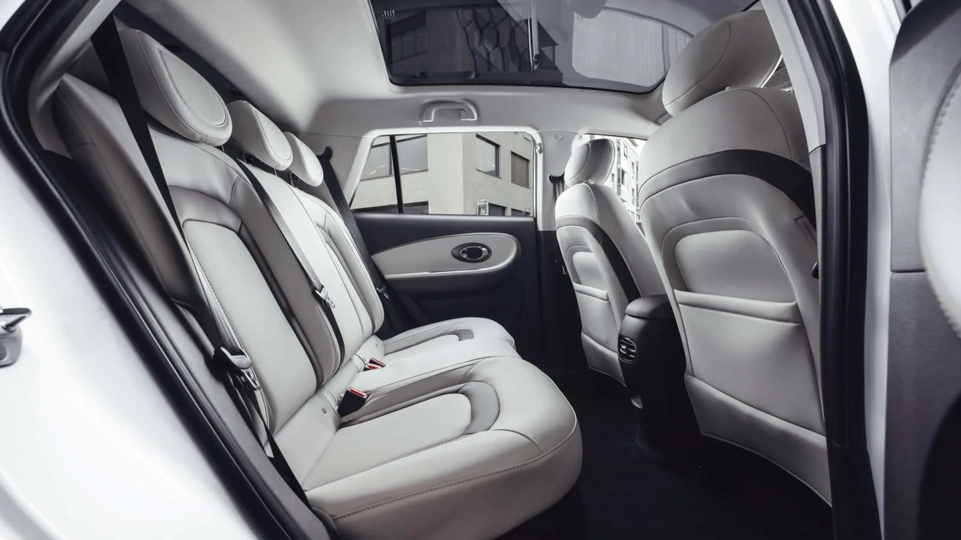 O interior segue a receita dos elétricos chineses, com visual limpo e central multimídia vertical de 15,6 polegadas como destaque do painel.