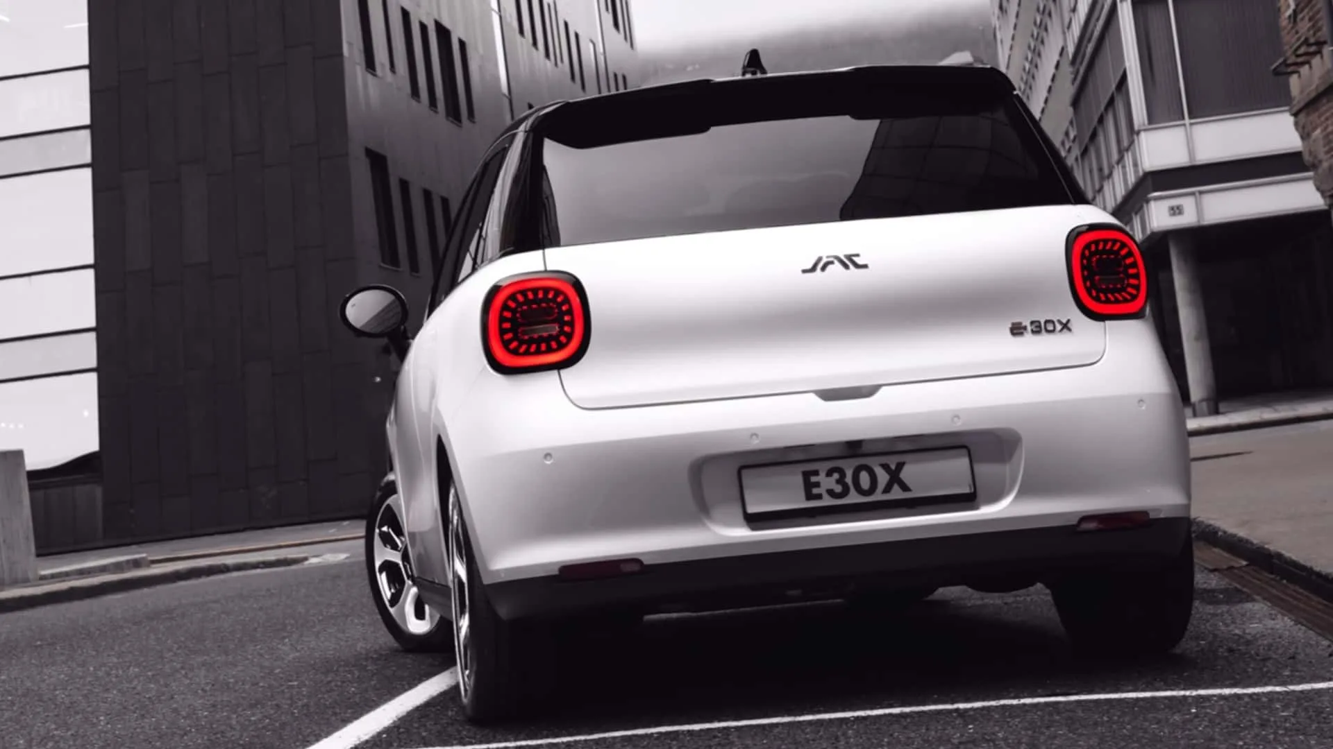 A aposta da JAC é clara, disputar compradores hoje concentrados no BYD Dolphin e no Geely EX2, modelos que puxam o crescimento do segmento elétrico compacto.