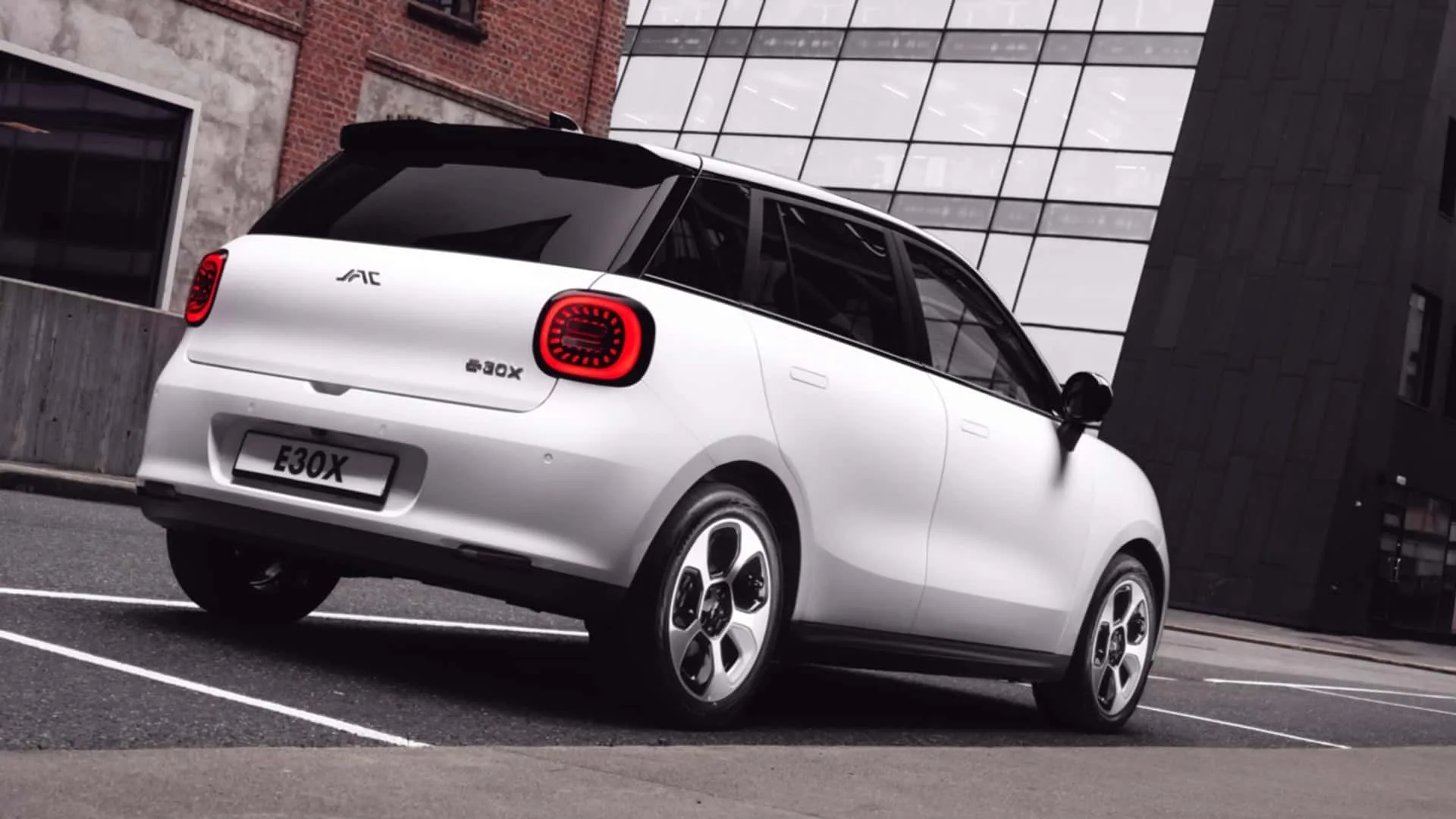 O JAC EJS-3 finalmente tem chegada prevista ao Brasil no primeiro semestre de 2026, após ter sido adiado e ficar fora dos planos comerciais de 2024 e 2025.