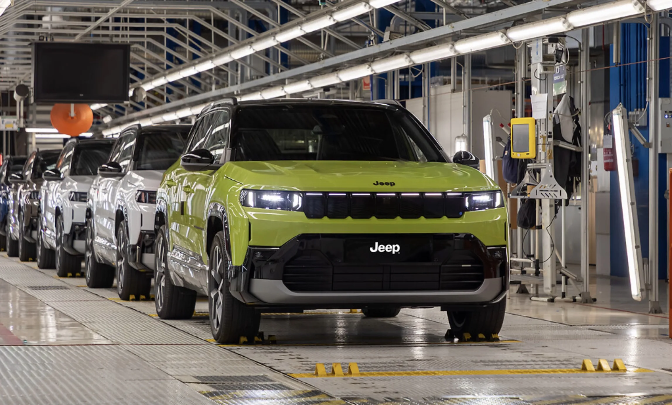O Jeep Compass que virou presença comum no Brasil entra em transição real. A nova geração europeia abandona a combustão pura e muda o papel do SUV.