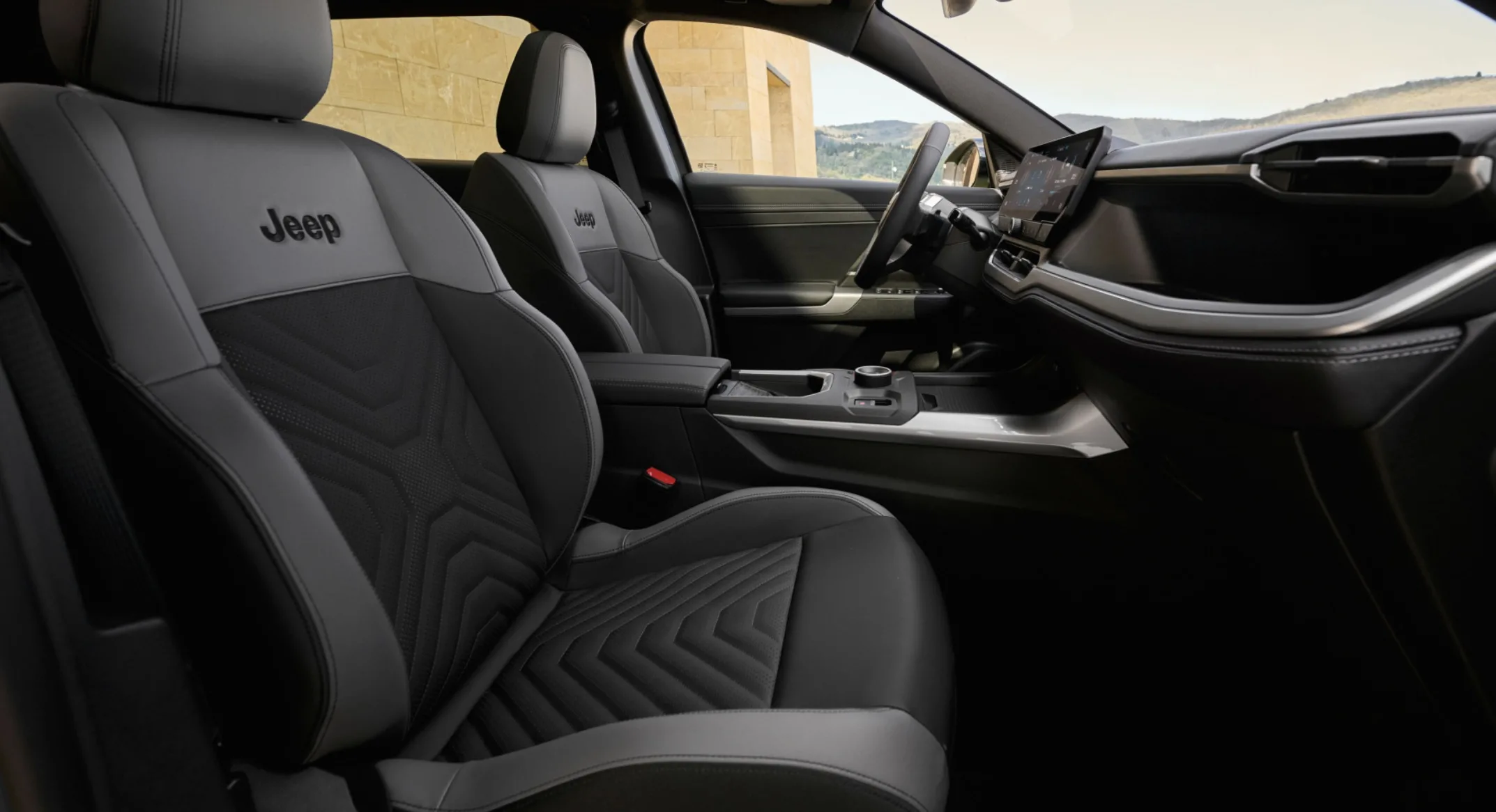 Mesmo com porte parecido, o novo Compass foca em eficiência, silêncio e rodar mais longe. Suspensão e condução foram pensadas para longas distâncias.