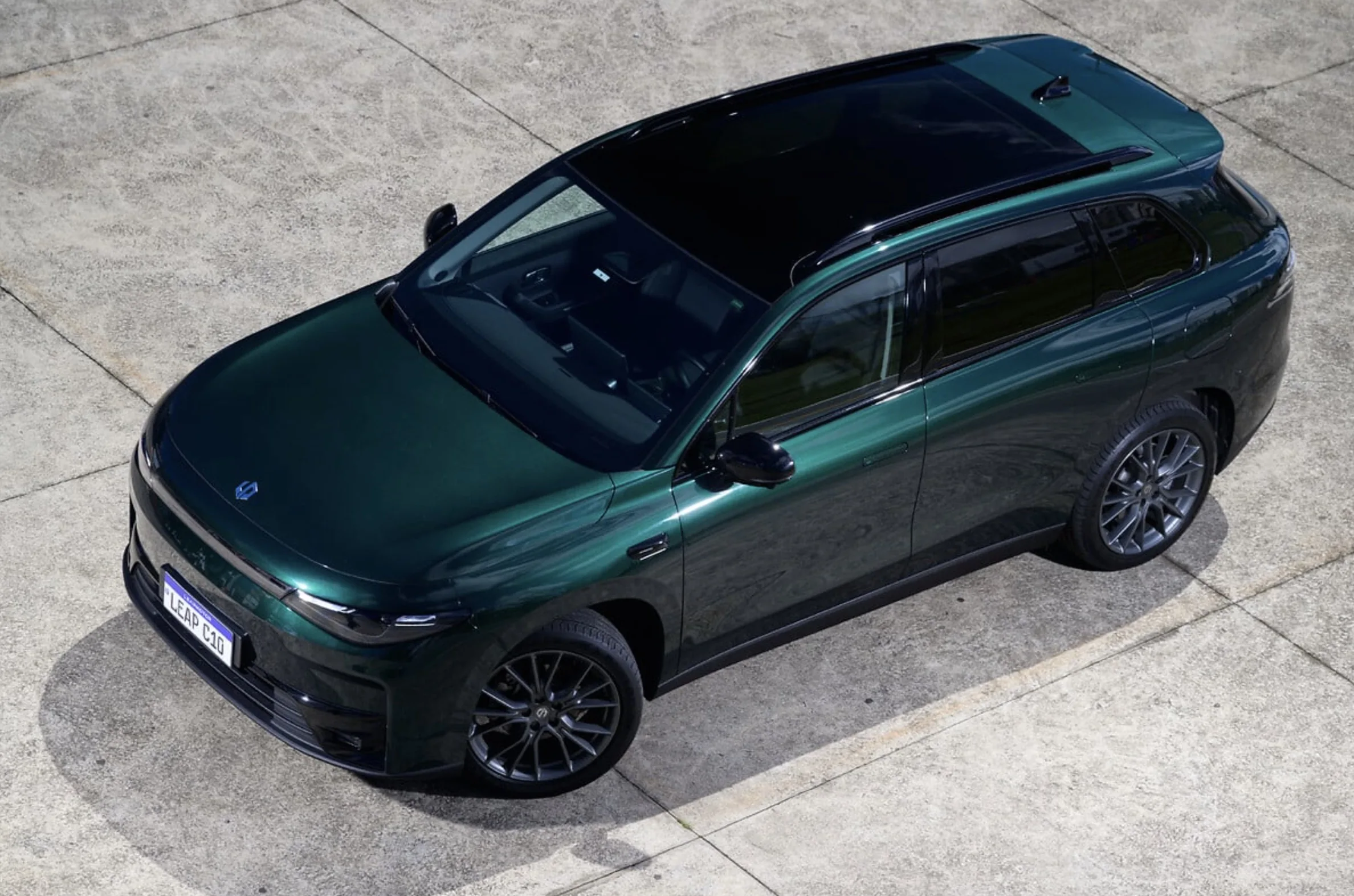 A segurança também entra forte na conversa. Sete airbags e um pacote amplo de assistências colocam o C10 em outro patamar, principalmente para quem roda muito em estrada ou no trânsito pesado das cidades.