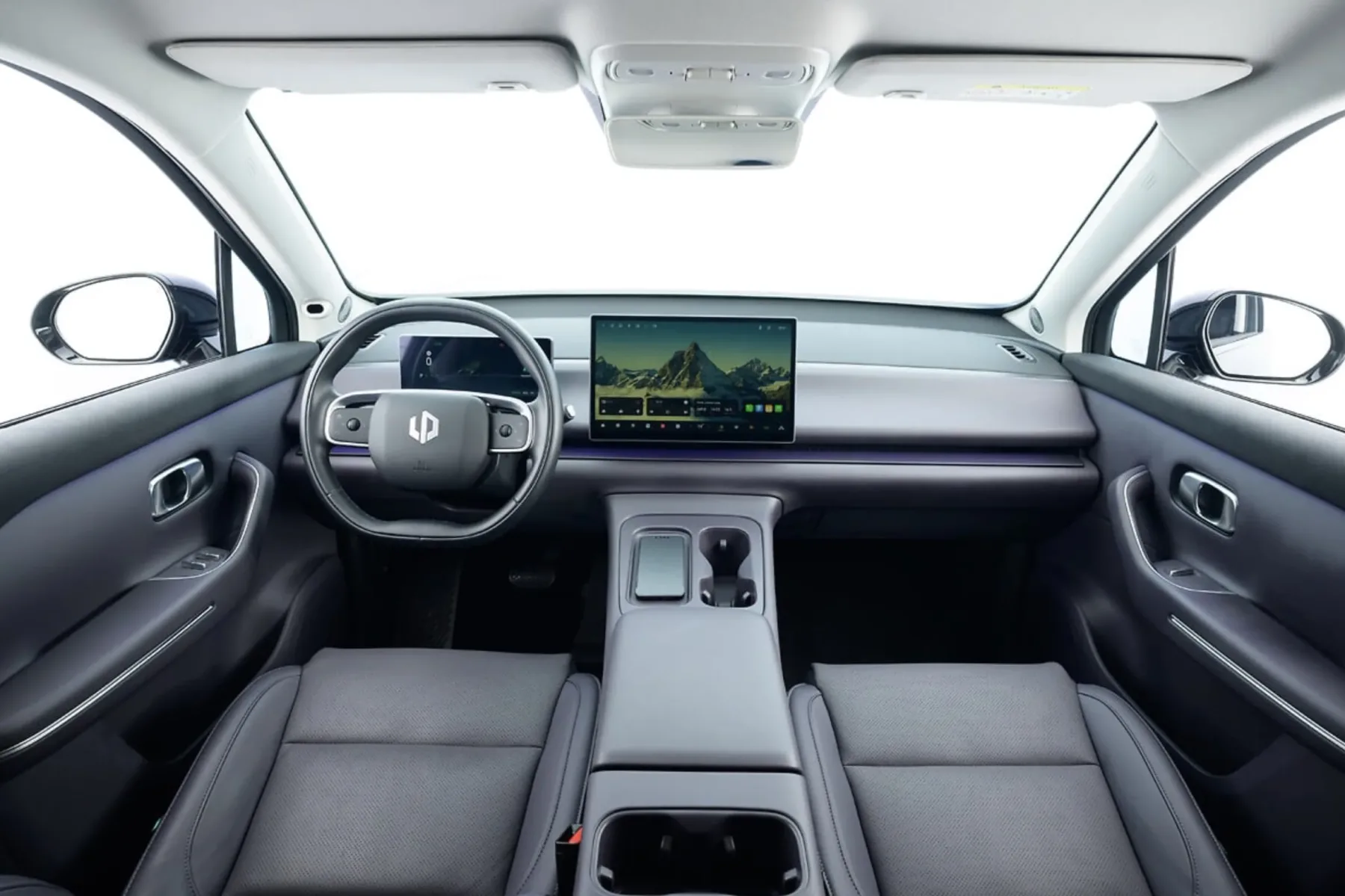 Por dentro, o foco é tecnologia e silêncio. A grande tela central domina o painel, quase tudo é digital e o ambiente reforça a sensação de carro elétrico de nova geração desde o primeiro contato.