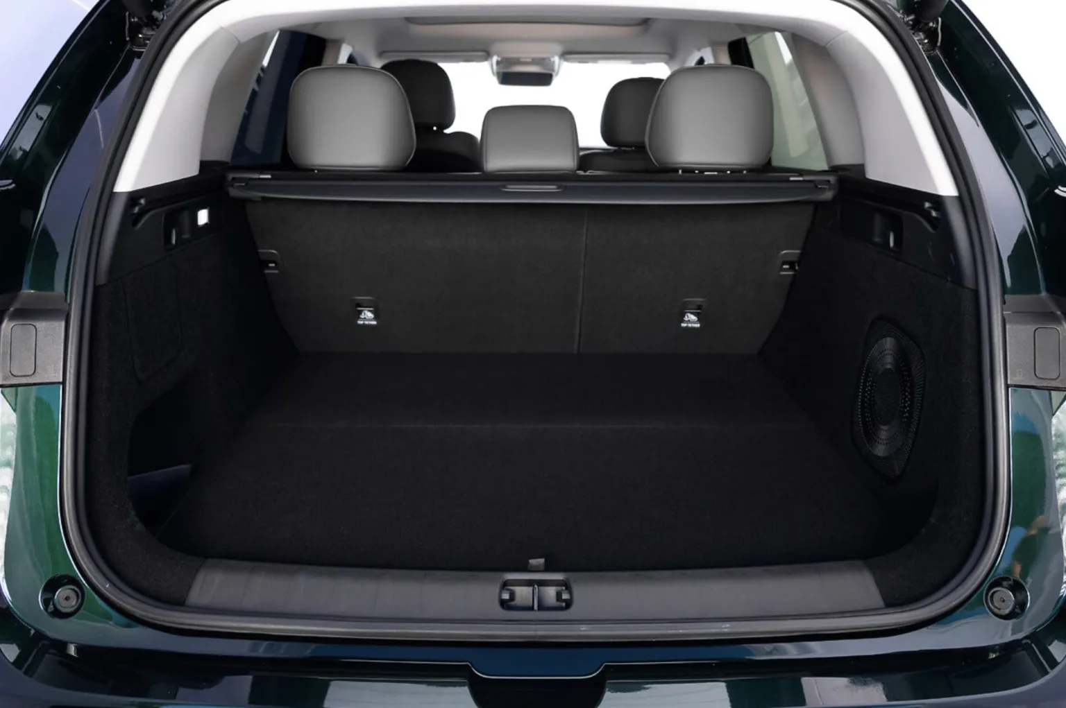 As versões seguem duas filosofias elétricas. Uma totalmente a bateria, outra com gerador a combustão para ampliar alcance, sempre com tração elétrica e carregamento rápido pensado para longas distâncias.