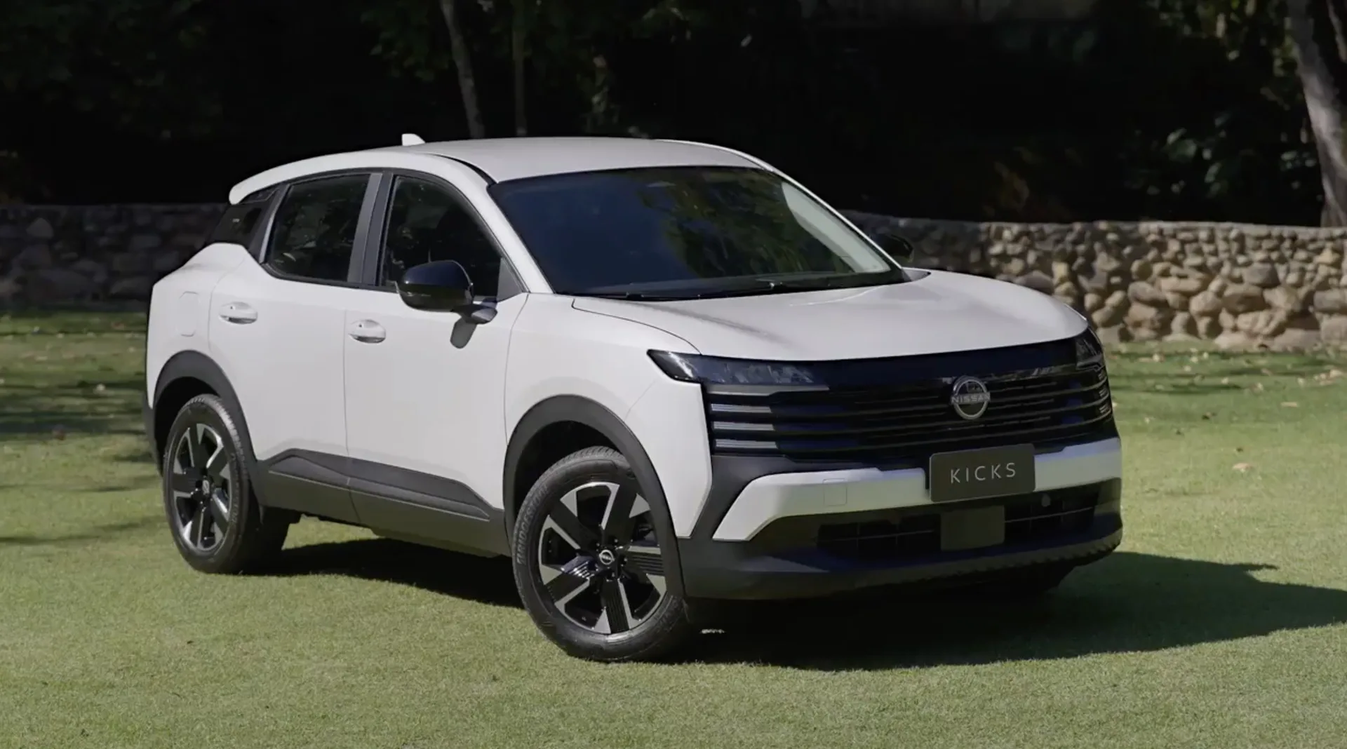 O novo Kicks chegou como um carro maior, mais moderno e mais caro, mas em poucos meses apareceu por valores que ninguém previa ao olhar a tabela oficial.
