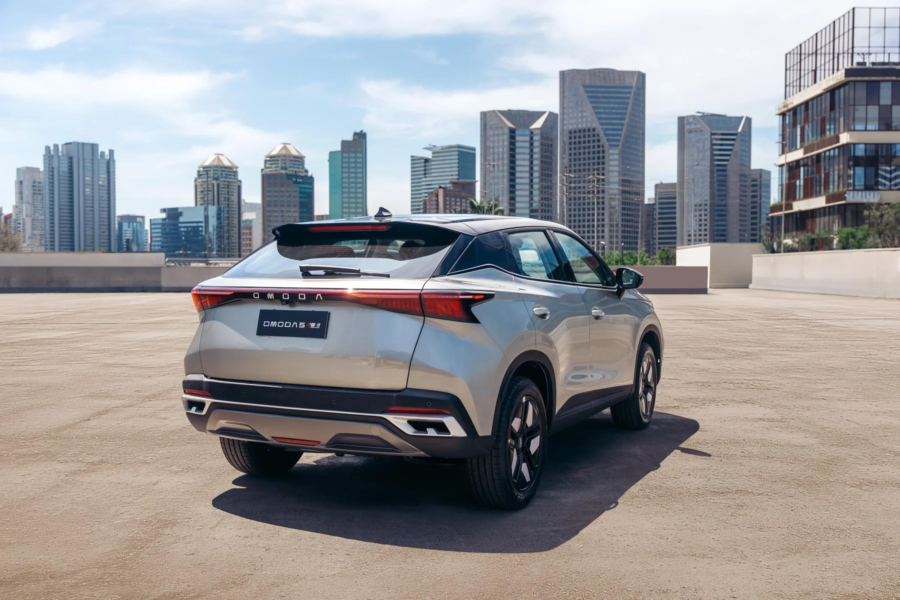 O conjunto híbrido entrega 224 cv e acelera com rapidez, algo incomum na categoria. A sensação ao volante revela um SUV que não quer só economizar.