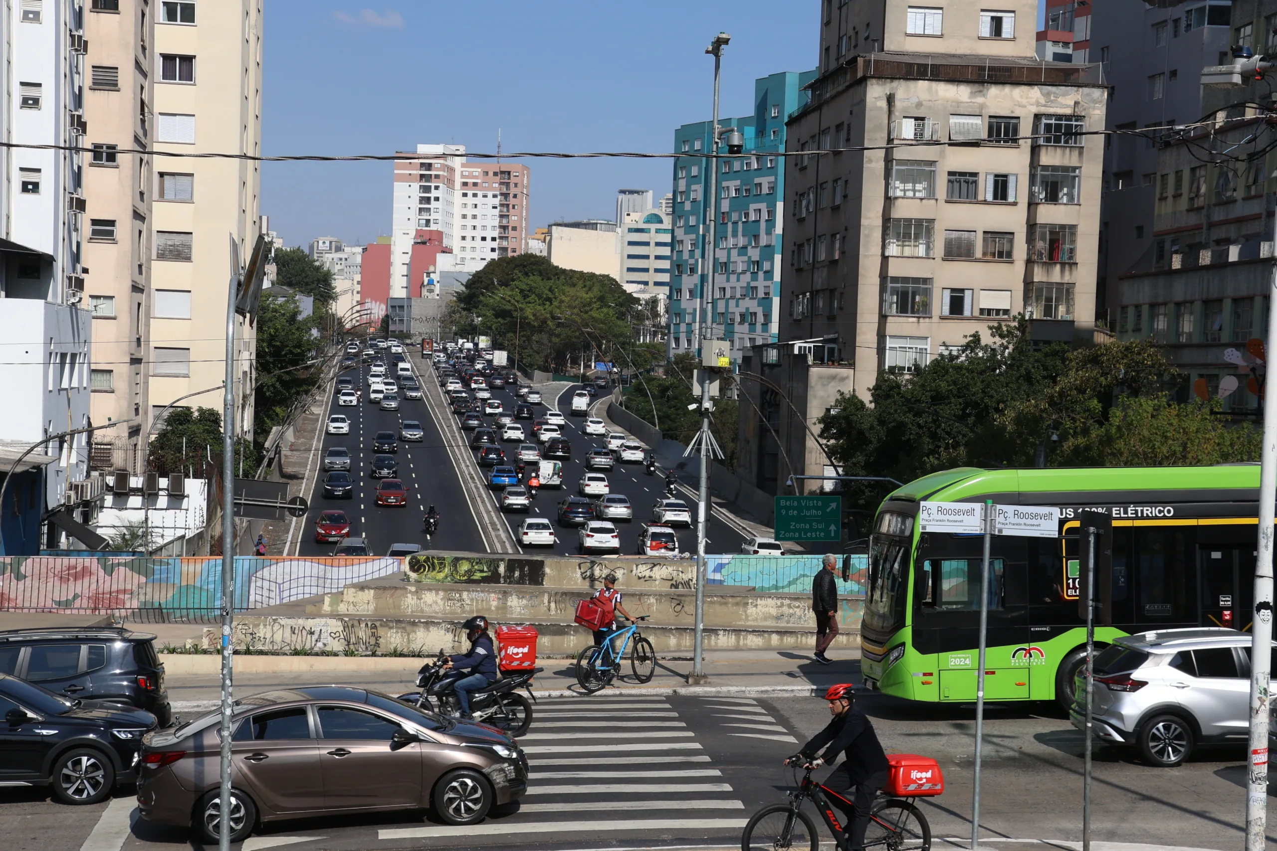 Rodízio de SP restringe circulação no Centro Expandido com horários fixos e placas definidas, sem tolerância, impactando motoristas com fiscalização constante e risco de multa.