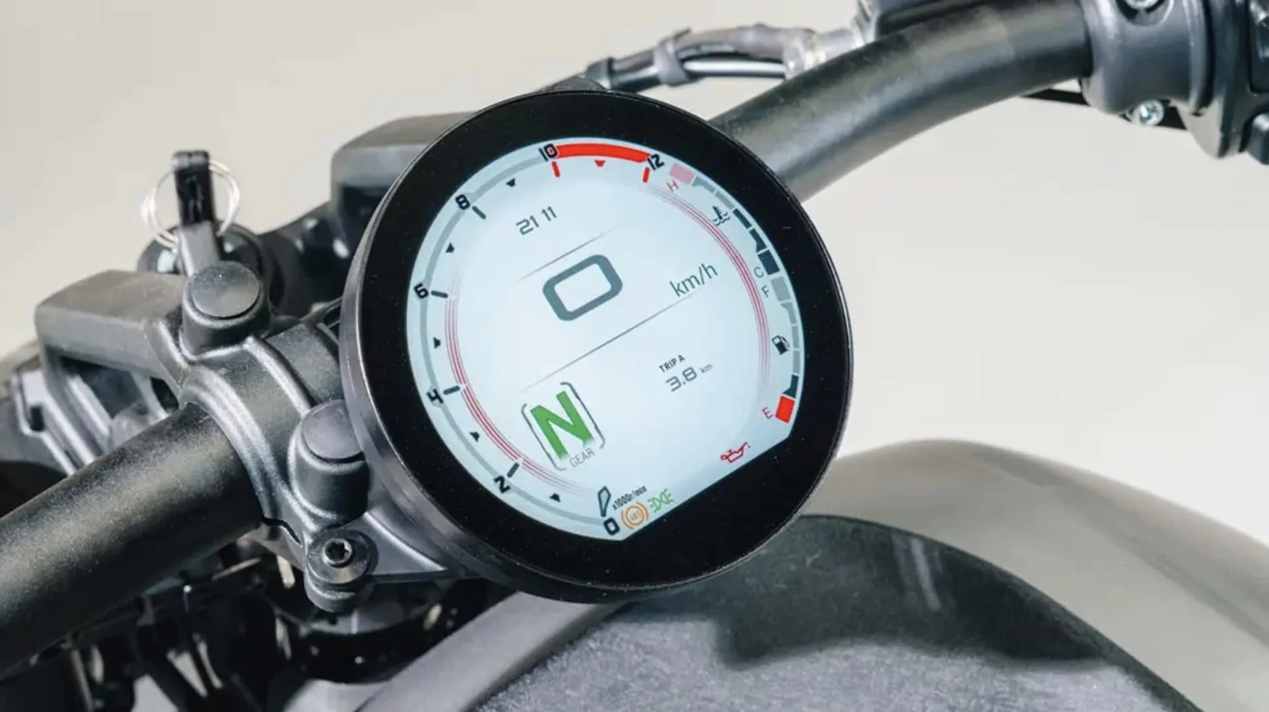 O painel digital TFT, partida elétrica, bateria 12V e itens opcionais como banco bipartido e portas USB compõem o pacote. A capacidade de carga é de 180 kg.