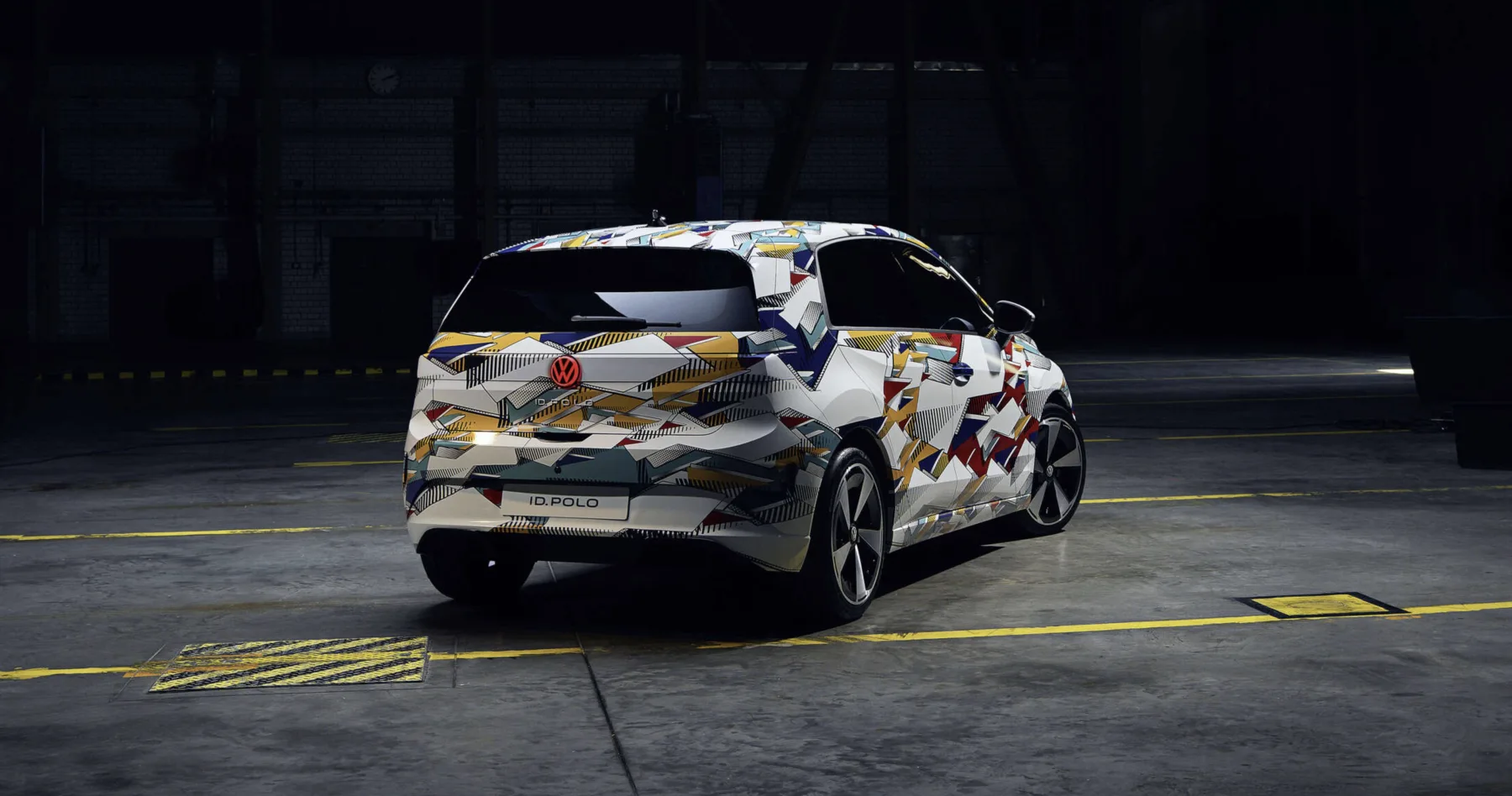 Nas configurações mais caras, o hatch muda de perfil. São 211 cv com bateria NMC de 52 kWh e autonomia maior, transformando o elétrico em carro principal