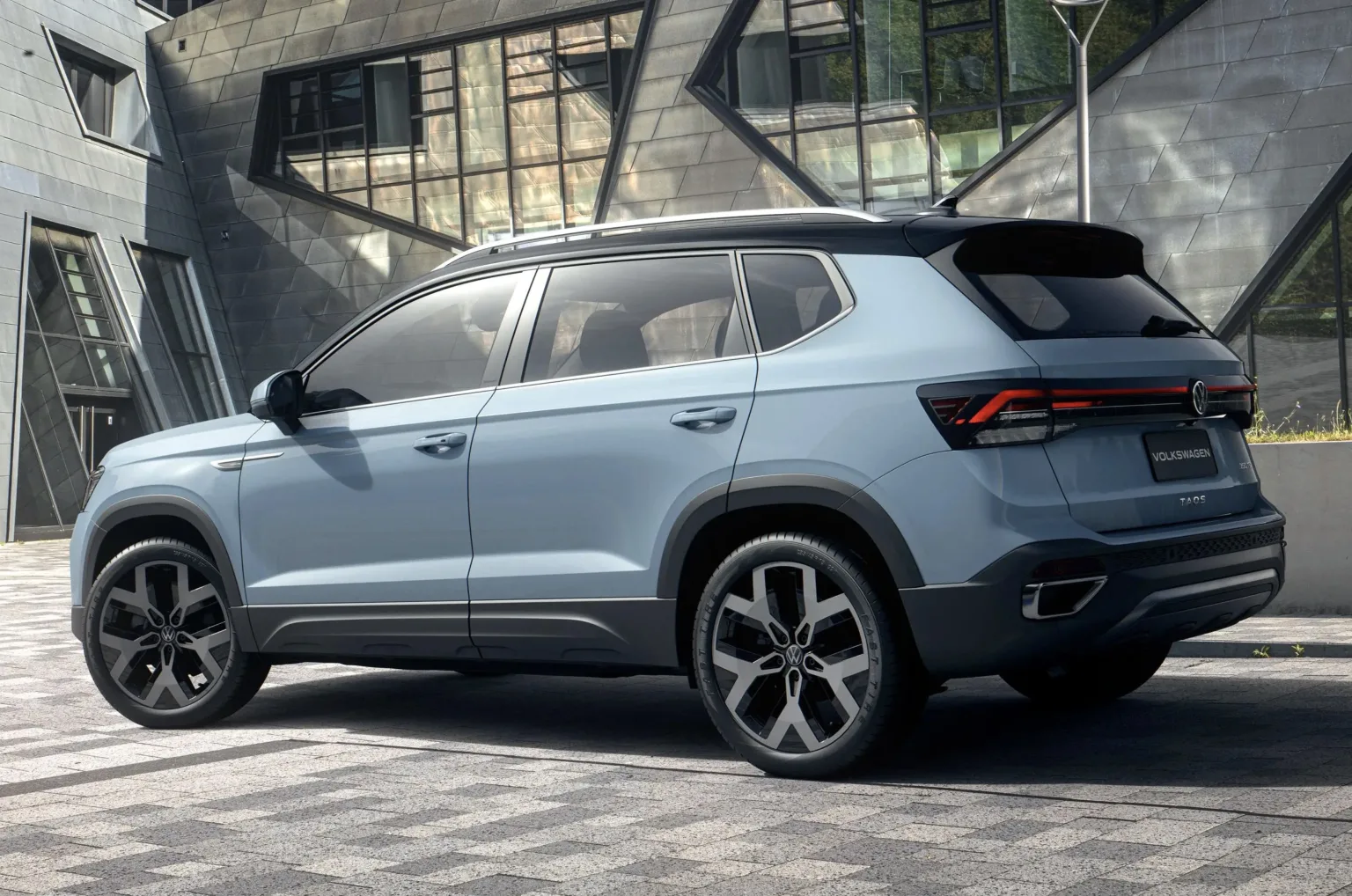 O codinome A-SUV confundiu o mercado, mas os protótipos já entregavam o segredo. Porte maior, testes com carroceria do Taos e foco em algo além do compacto conhecido. A lógica se revela aos poucos.