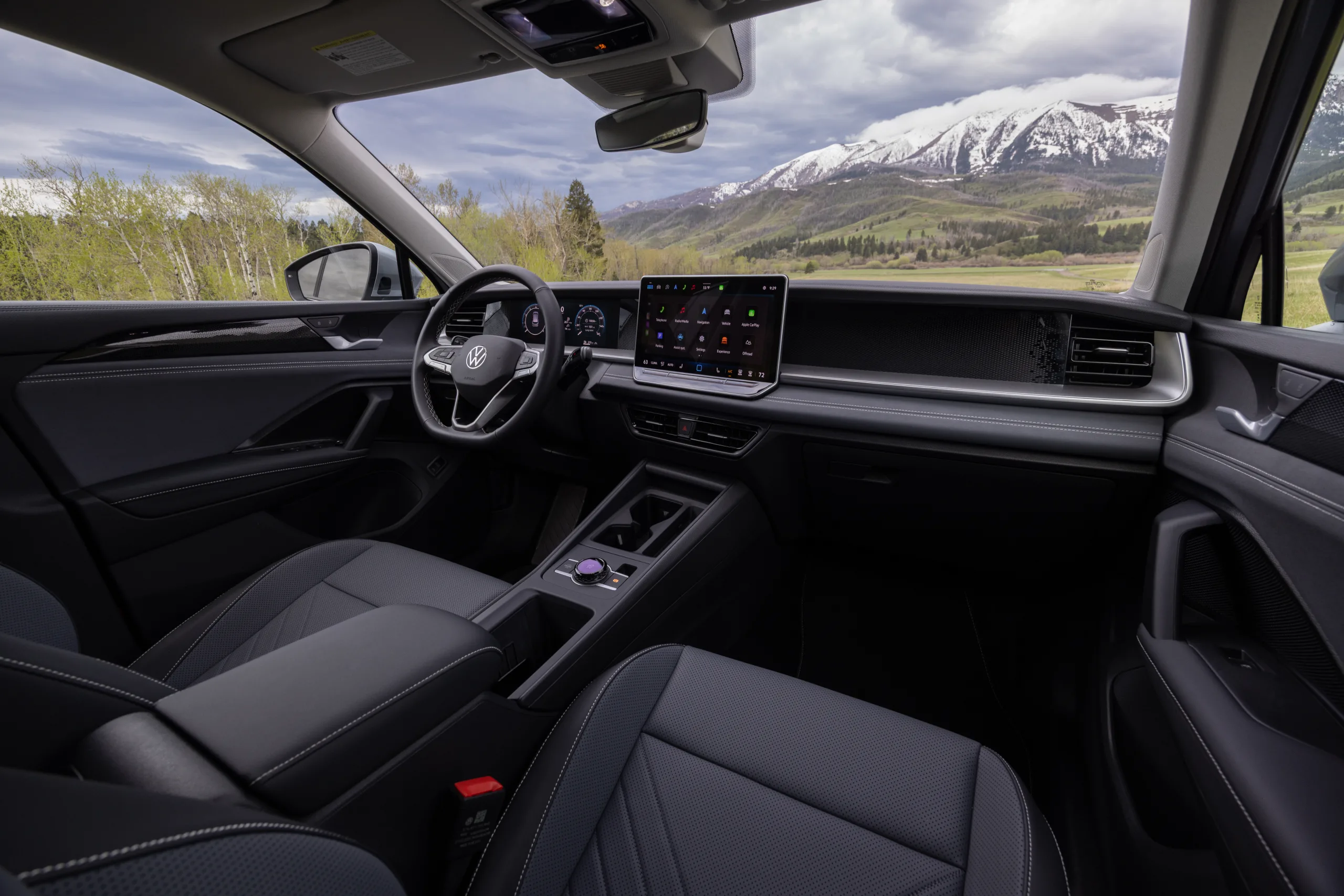 O novo Tiguan é maior que o anterior. Cresceu no comprimento e na largura, ganhou mais entre-eixos e promete mais espaço interno. A proposta agora é conforto e tecnologia. Só que isso vem com um custo oculto.