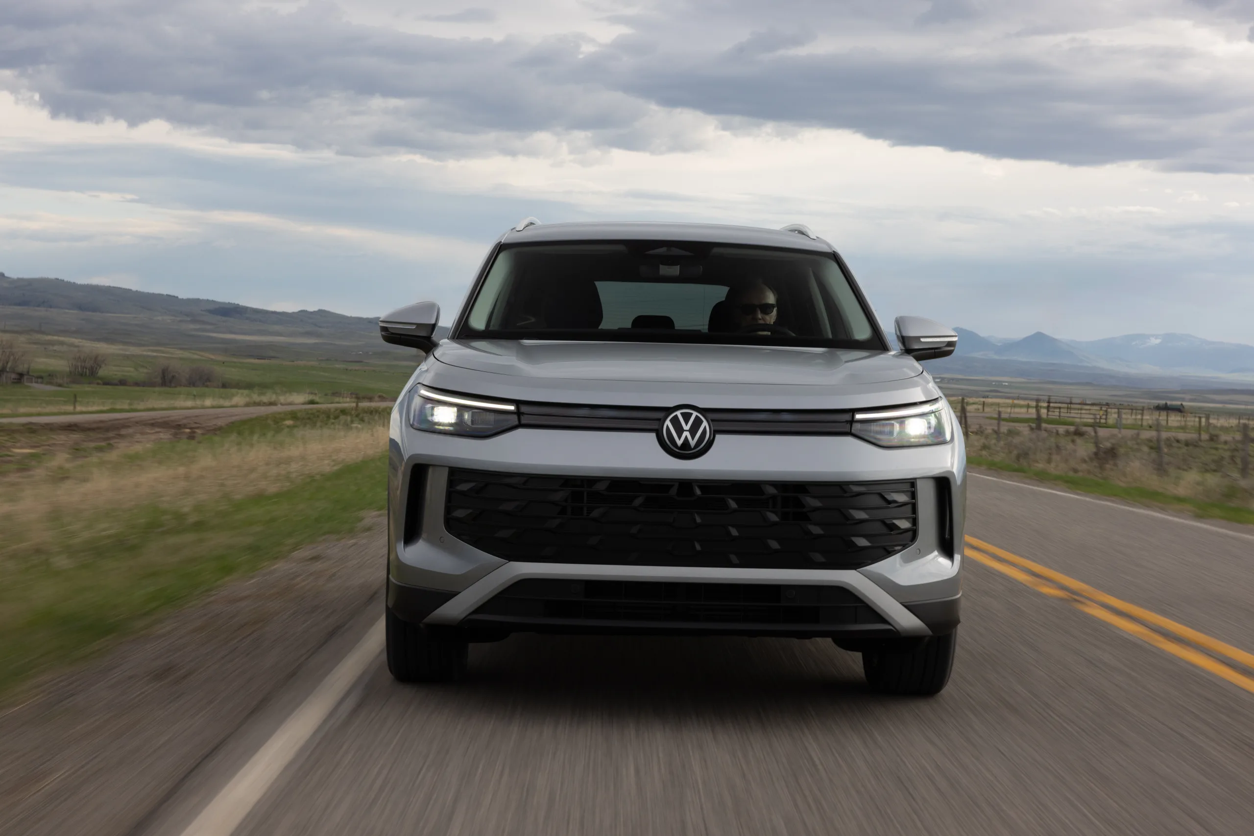 O Tiguan 2026 retorna ao Brasil vindo do México, com novo design, mais espaço e tecnologia, porém mantém o motor 1.4 TSI de 150 cv e abandona a proposta mais esportiva do passado.