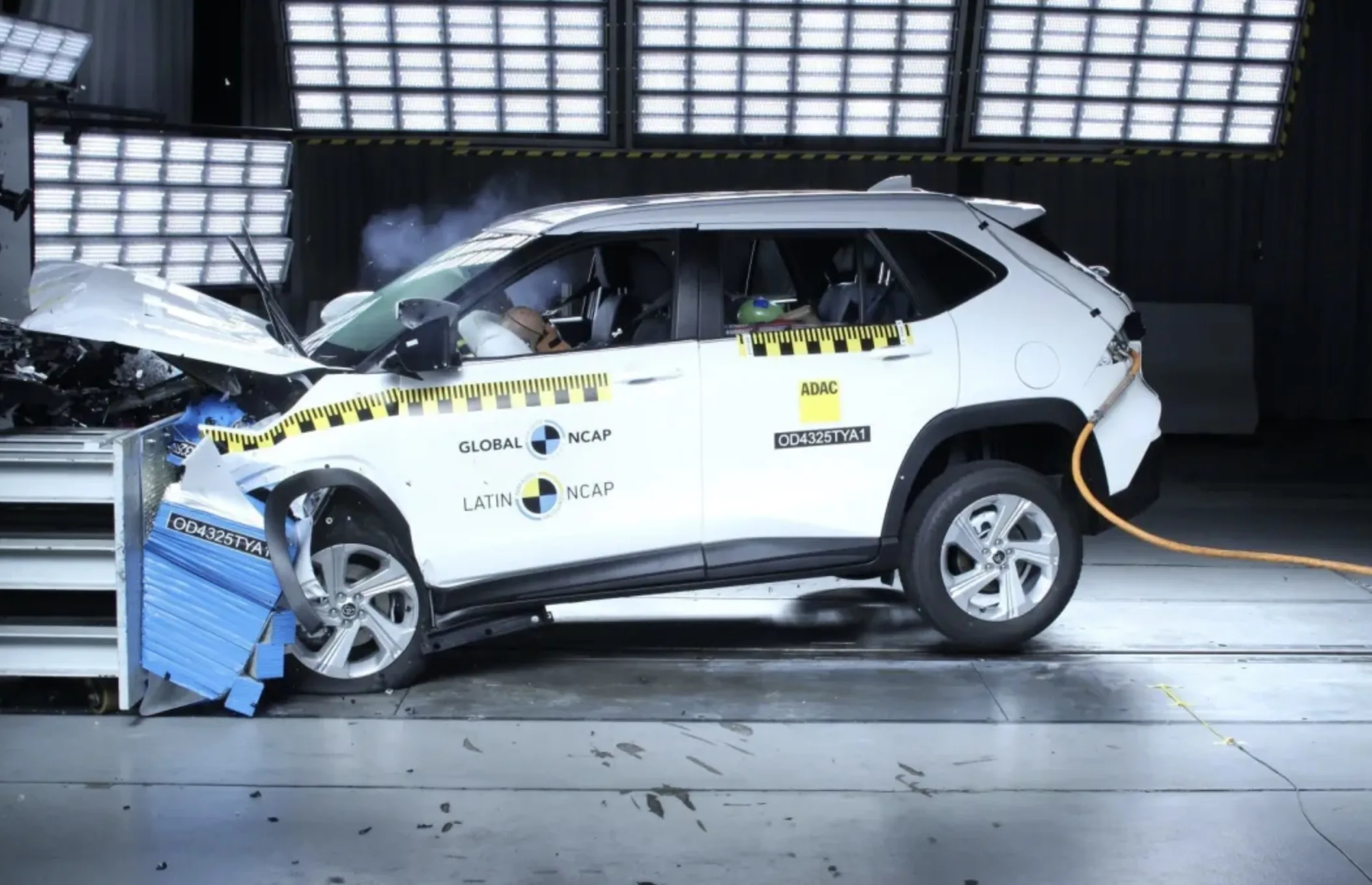 Toyota Yaris Cross vendido na América Latina recebe duas estrelas no Latin NCAP, com falhas em proteção lateral, pedestres e assistências, contrastando com a versão asiática mais segura.