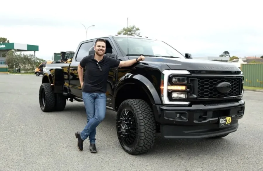 A primeira Ford F-450 Platinum do Brasil chega para Zé Neto após 29 dias de importação, com motor V8 6.7, personalização exclusiva, dupla rodagem e valor final abaixo da tabela.