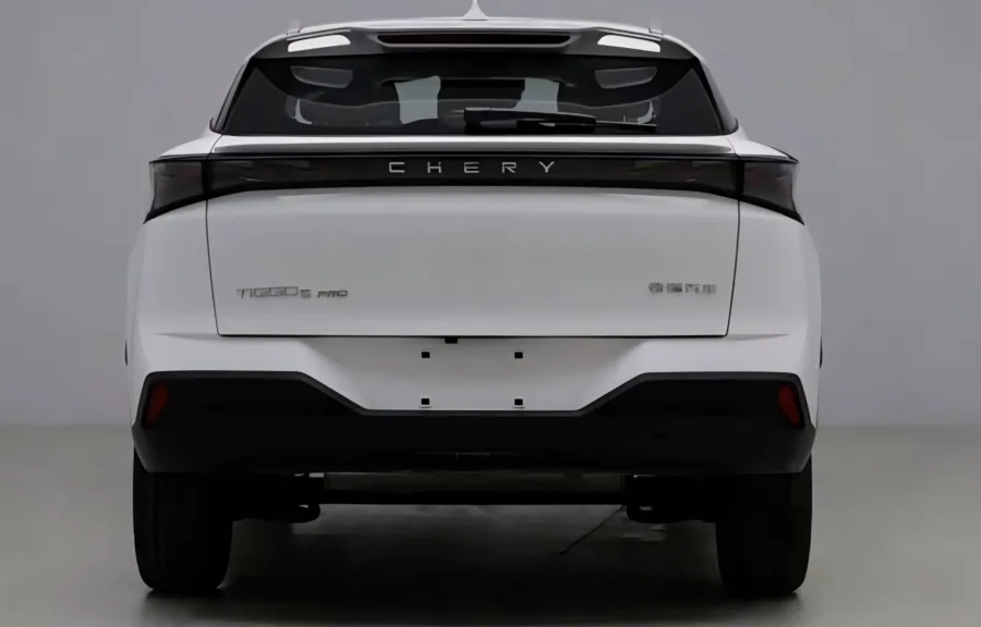 Nas laterais, o Tiggo 5 Pro mantém maçanetas tradicionais, teto levemente inclinado e rodas 215/60R17, reforçando o novo padrão visual da marca.