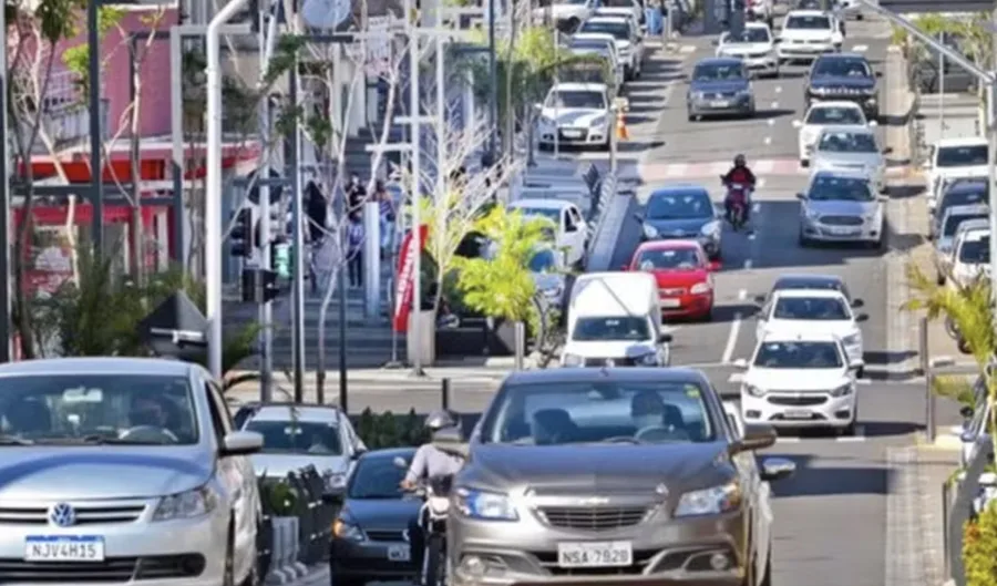 PEC isenta veículos com mais de 20 anos do IPVA, uniformiza regras no país, mantém exceções regionais e libera milhões de carros em MG e PE para o novo benefício.