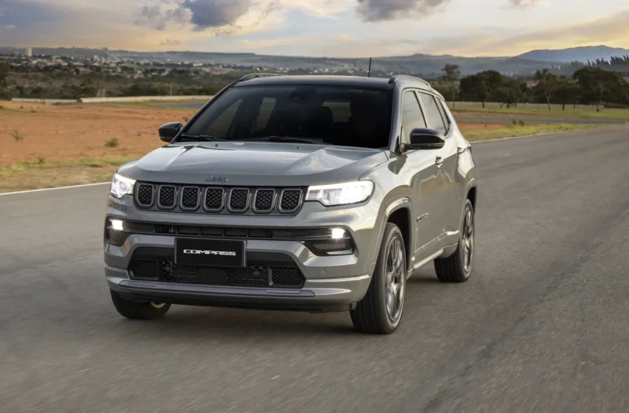 Jeep lança Last Chance para dezembro com descontos até R$ 26.300 na linha 2026, reduzindo preços de Commander, Compass e Renegade e oferecendo facilidades para destravar vendas.