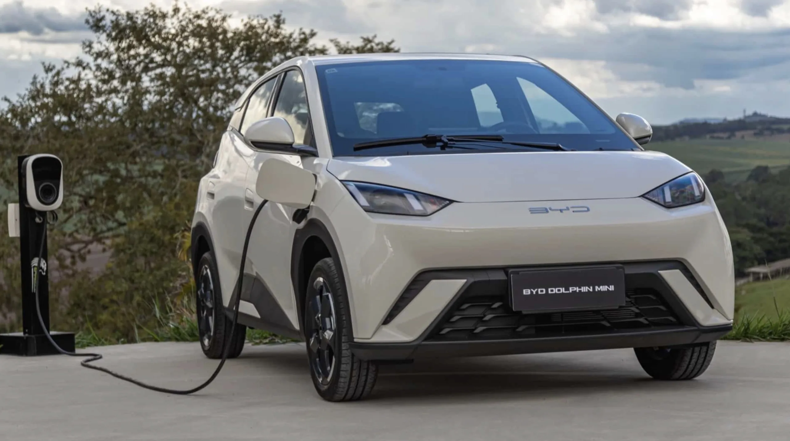 Na China, a BYD passou a permitir o compartilhamento de carregadores domésticos via aplicativo, conectando vizinhos, gerando renda extra e reduzindo a dependência de eletropostos públicos.